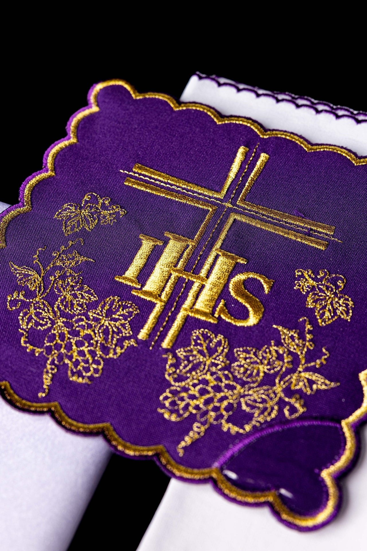 Bielizna Kielichowa Fioletowa IHS Haftowana Złotą Nicią - Komplet 4 - częściowy - SZATYLITURGICZNE.PL