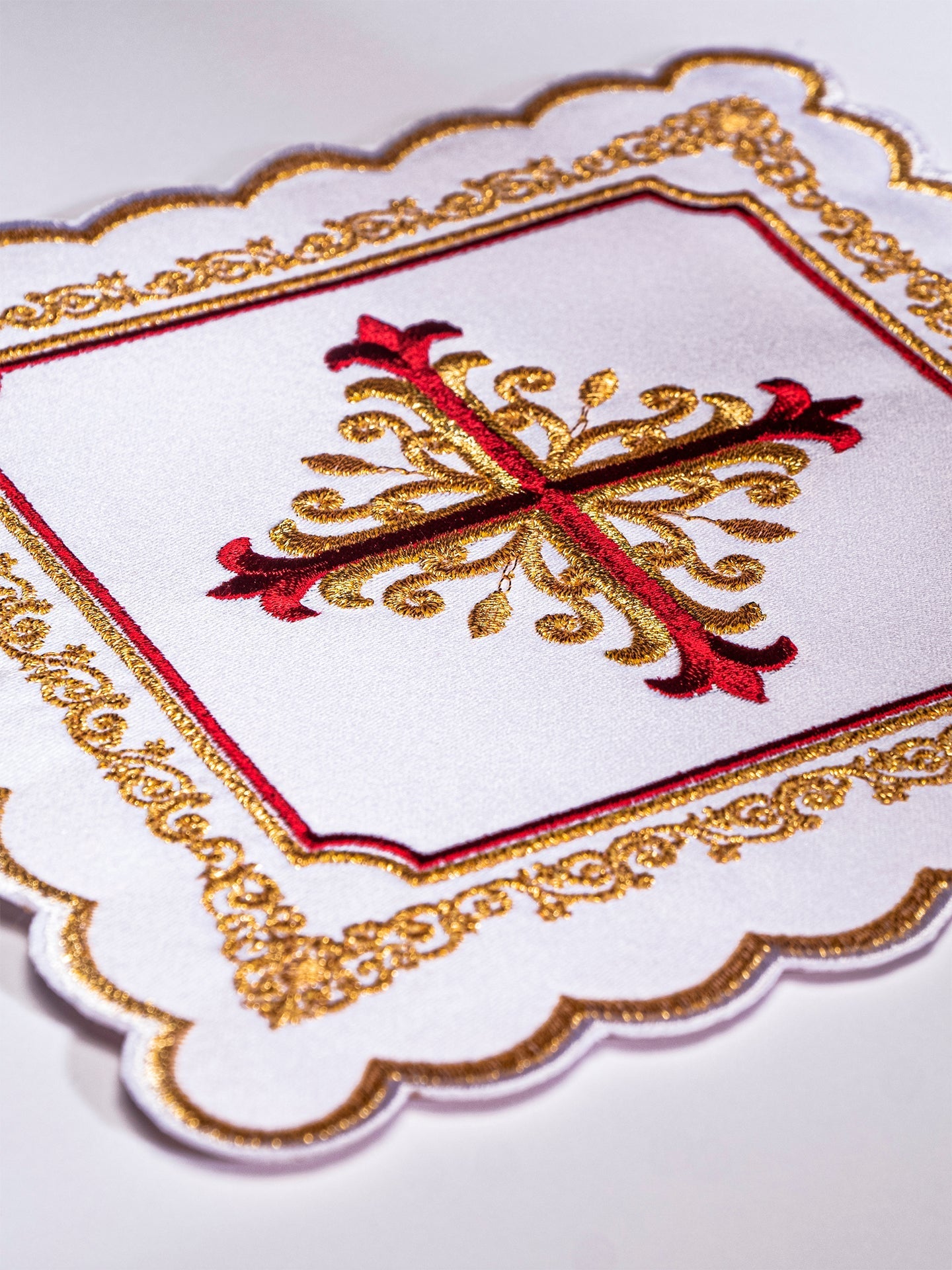 Bielizna Kielichowa Haft Złoto - Czerwony Krzyż - Komplet 4 - częściowy - SZATYLITURGICZNE.PL