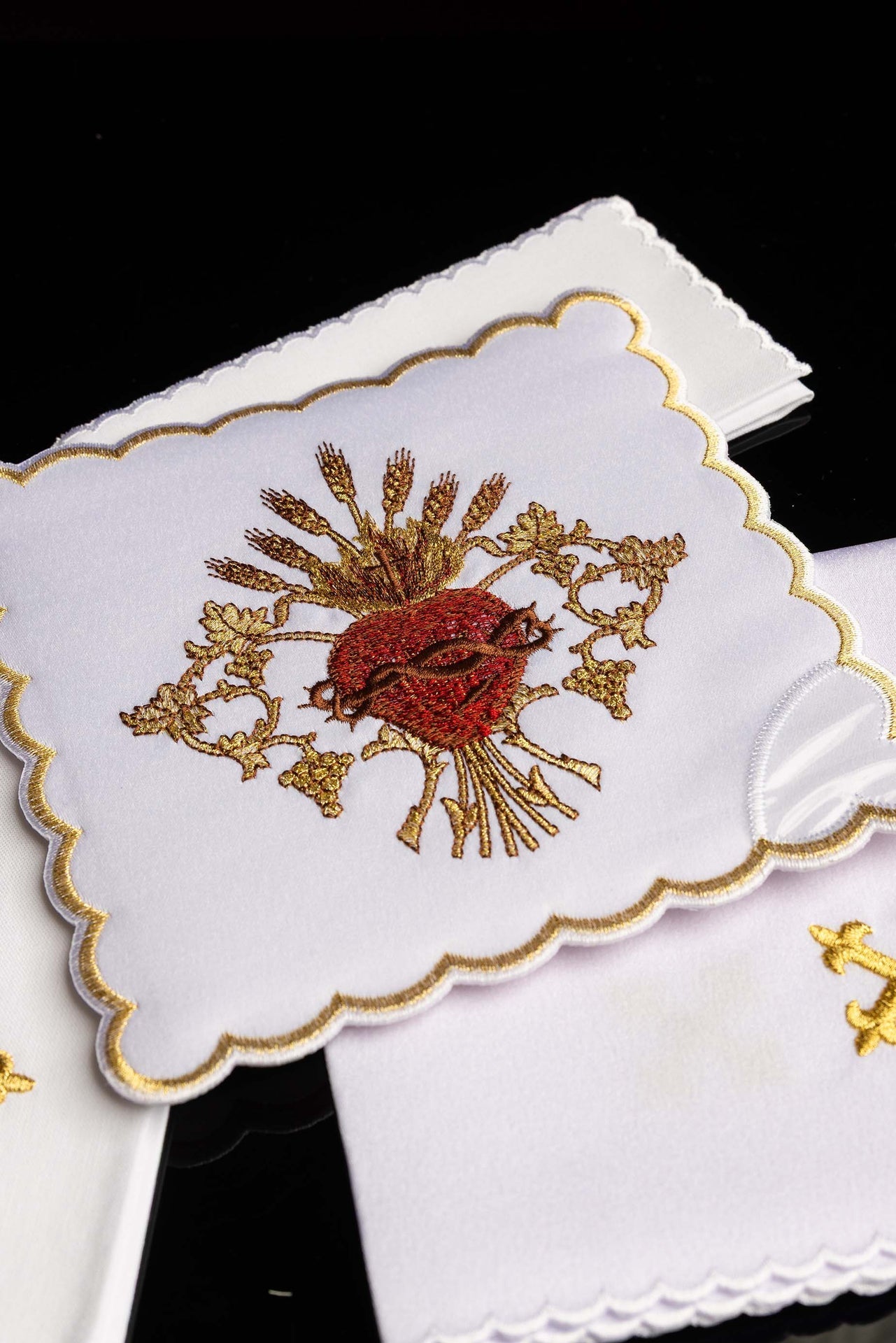 Bielizna kielichowa haftowana z Sercem Jezusa komplet 4cz. - SZATYLITURGICZNE.PL