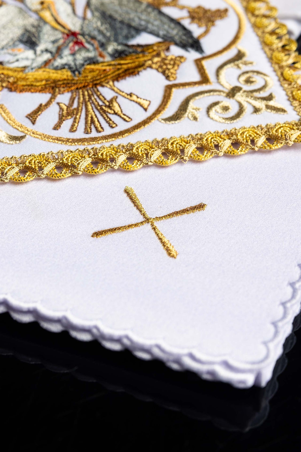 Bielizna kielichowa haftowana z wizerunkiem Pelikana - SZATYLITURGICZNE.PL