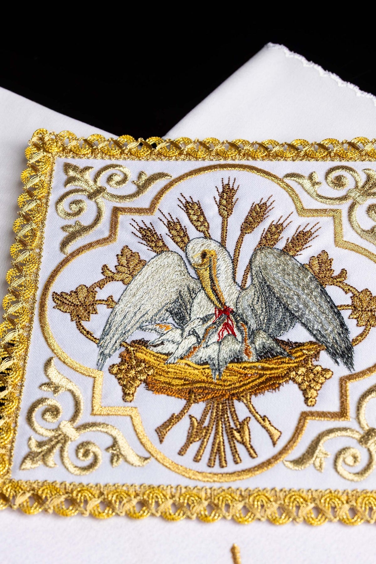 Bielizna kielichowa haftowana z wizerunkiem Pelikana - SZATYLITURGICZNE.PL