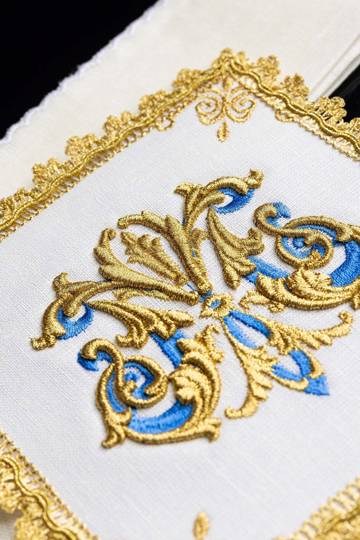 Bielizna Kielichowa Lniana - Złoty Symbol Maryjny - Komplet Haftowany - SZATYLITURGICZNE.PL