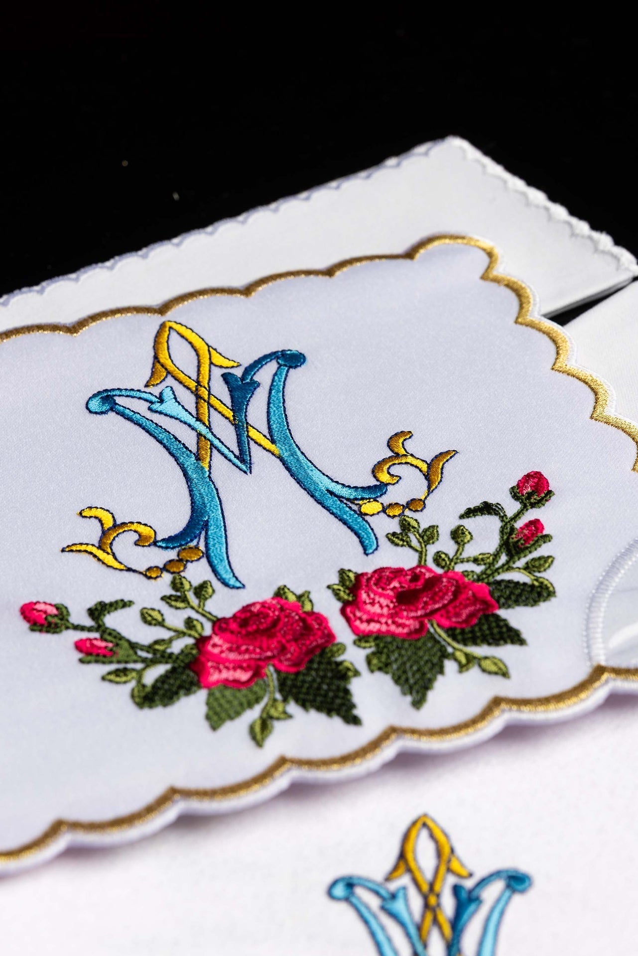 Bielizna Kielichowa Maryjna z Haftem Róż - Komplet Liturgiczny - SZATYLITURGICZNE.PL