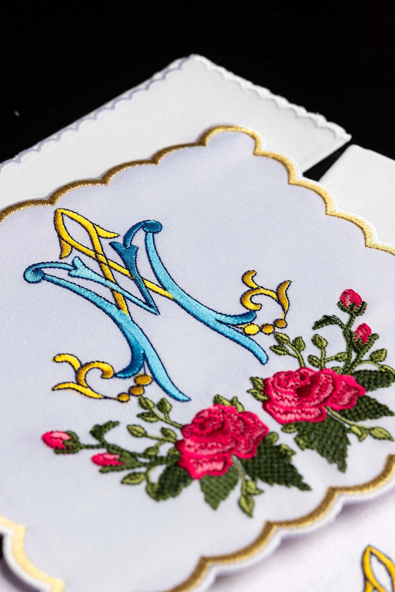 Bielizna Kielichowa Maryjna z Haftem Róż - Komplet Liturgiczny - SZATYLITURGICZNE.PL