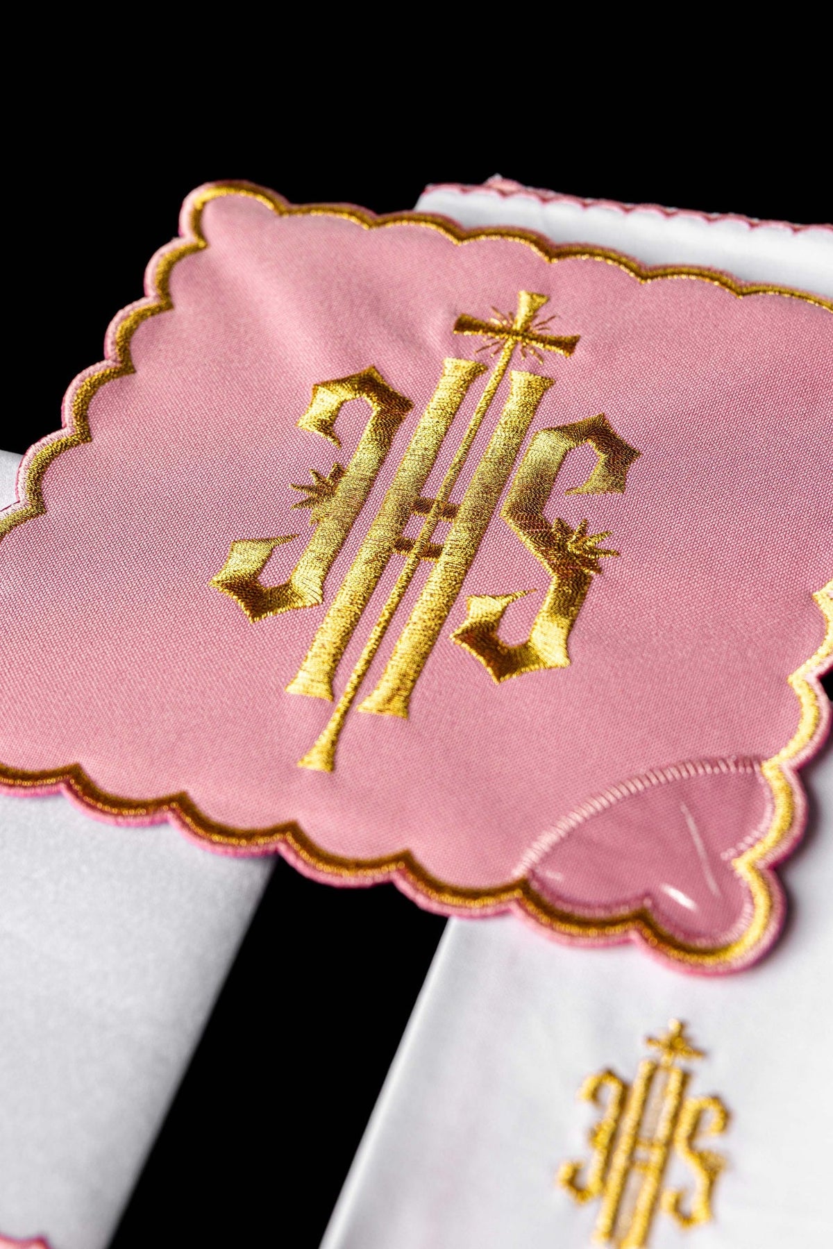 Bielizna Kielichowa Różowa IHS Haft Złotą Nicią - Komplet 4 el. - SZATYLITURGICZNE.PL
