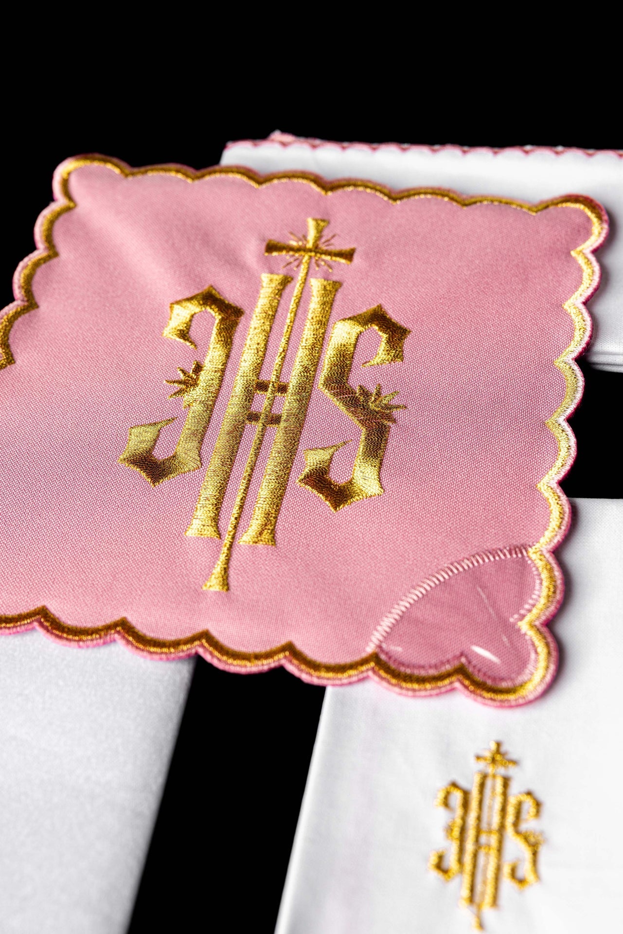 Bielizna Kielichowa Różowa IHS Haft Złotą Nicią - Komplet 4 el. - SZATYLITURGICZNE.PL