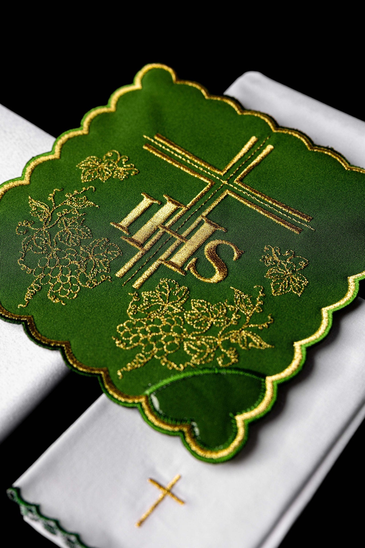 Bielizna Kielichowa Zielona IHS - Haftowana Galanteria Liturgiczna - SZATYLITURGICZNE.PL