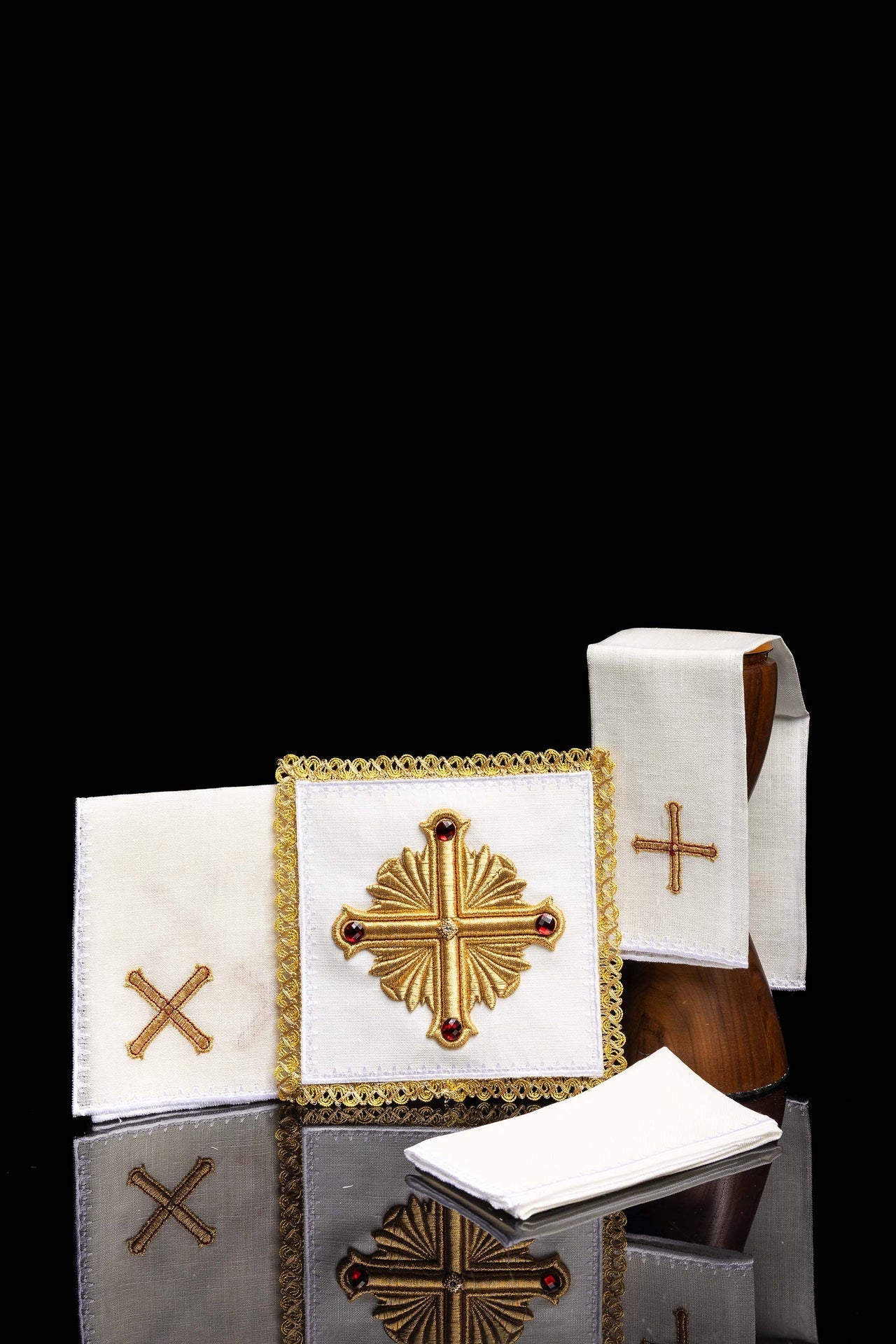 Bogato Haftowana Bielizna Kielichowa Lniana - Złote Krzyże i Apretura - SZATYLITURGICZNE.PL
