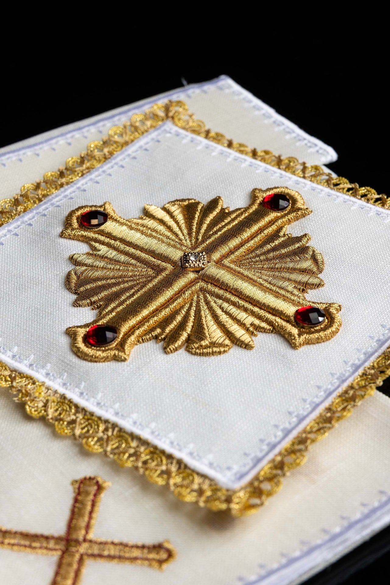 Bogato Haftowana Bielizna Kielichowa Lniana - Złote Krzyże i Apretura - SZATYLITURGICZNE.PL