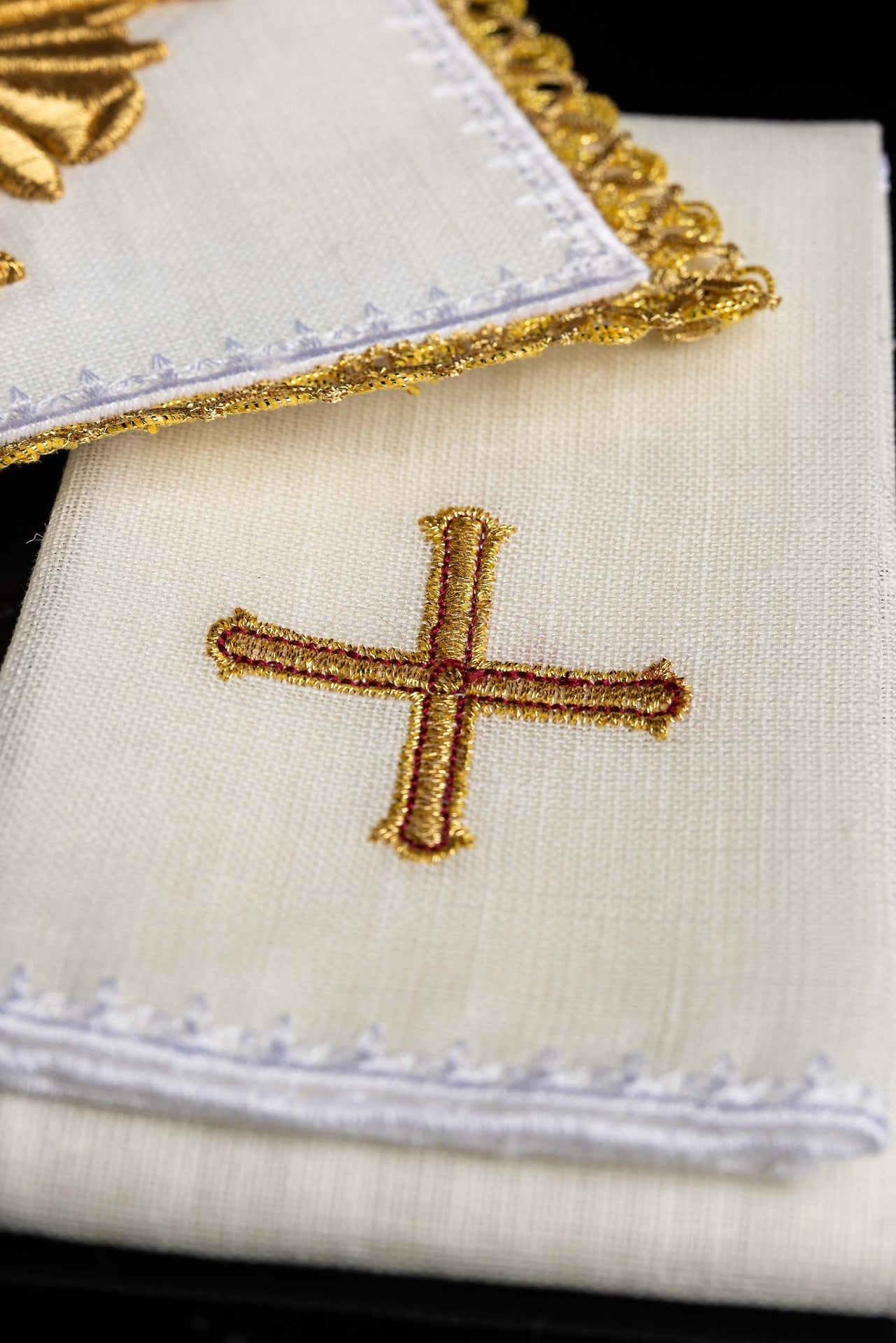 Bogato Haftowana Bielizna Kielichowa Lniana - Złote Krzyże i Apretura - SZATYLITURGICZNE.PL