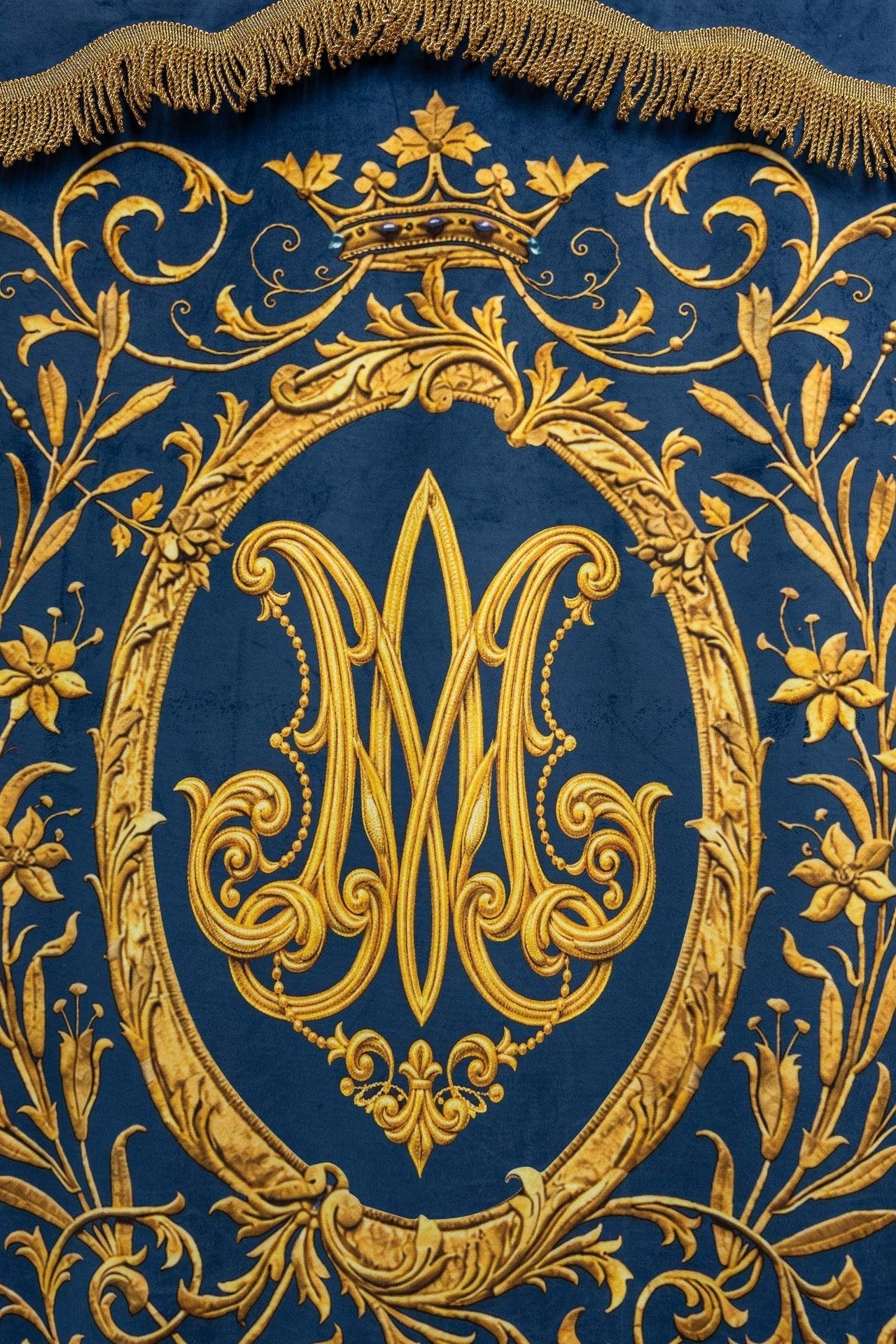 Chorągiew drukowana dwustronna z wizerunkiem Matki Bożej Niepokalanej i monogramem - SZATYLITURGICZNE.PL