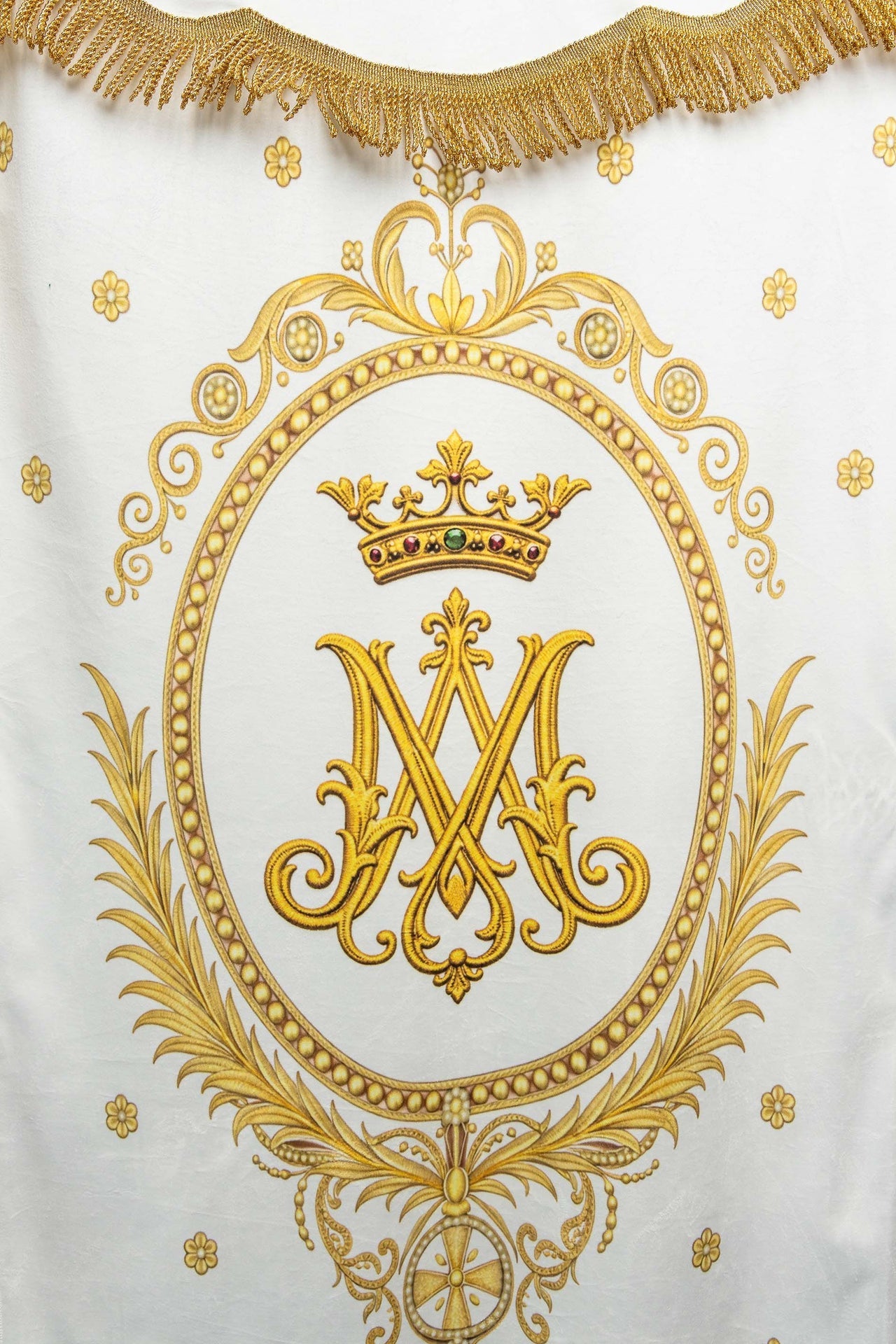 Chorągiew drukowana dwustronna z wizerunkiem Matki Bożej Wniebowziętej i monogramem - SZATYLITURGICZNE.PL
