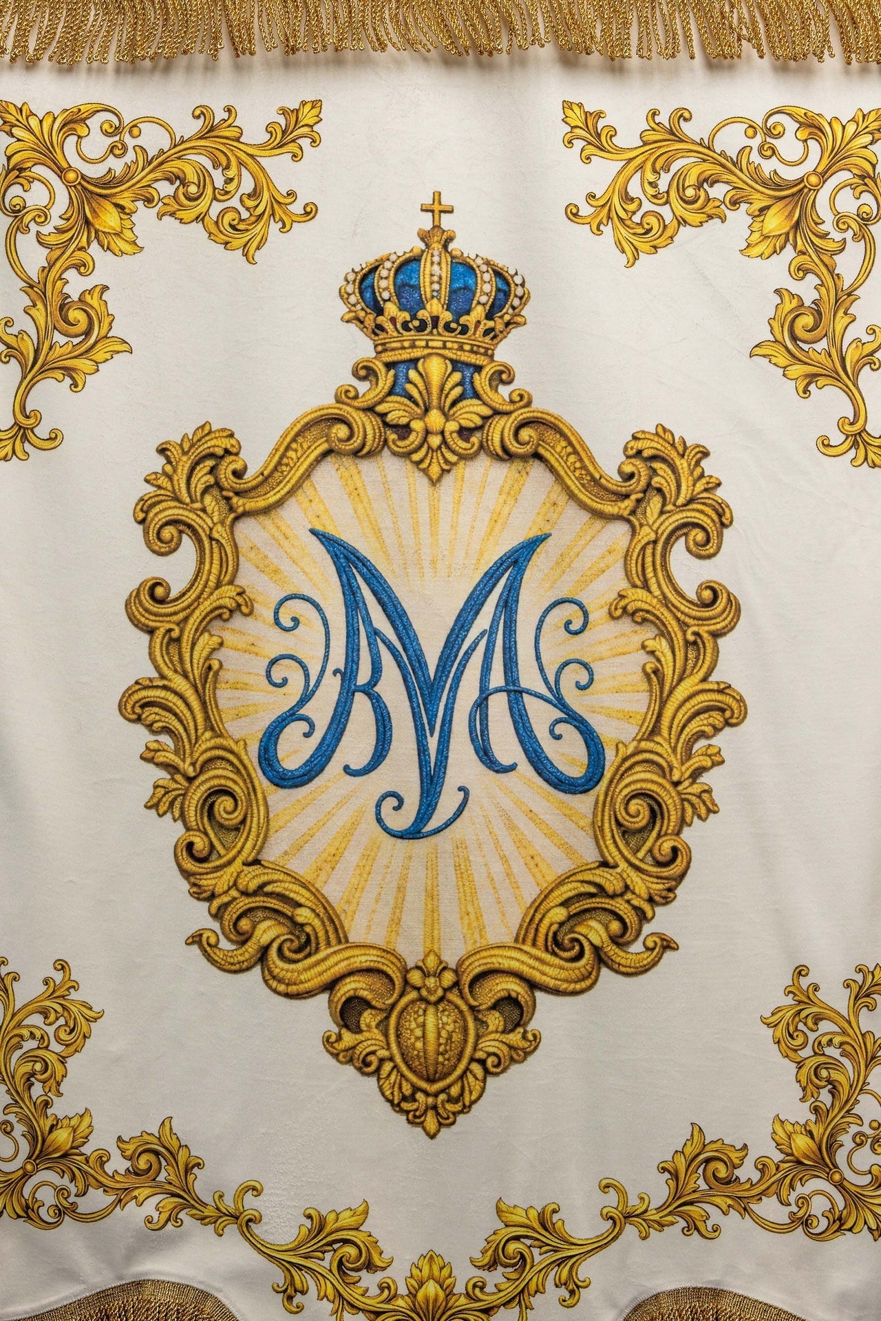 Chorągiew maryjna drukowana dwustronna z symbolem Serca i monogramem - SZATYLITURGICZNE.PL