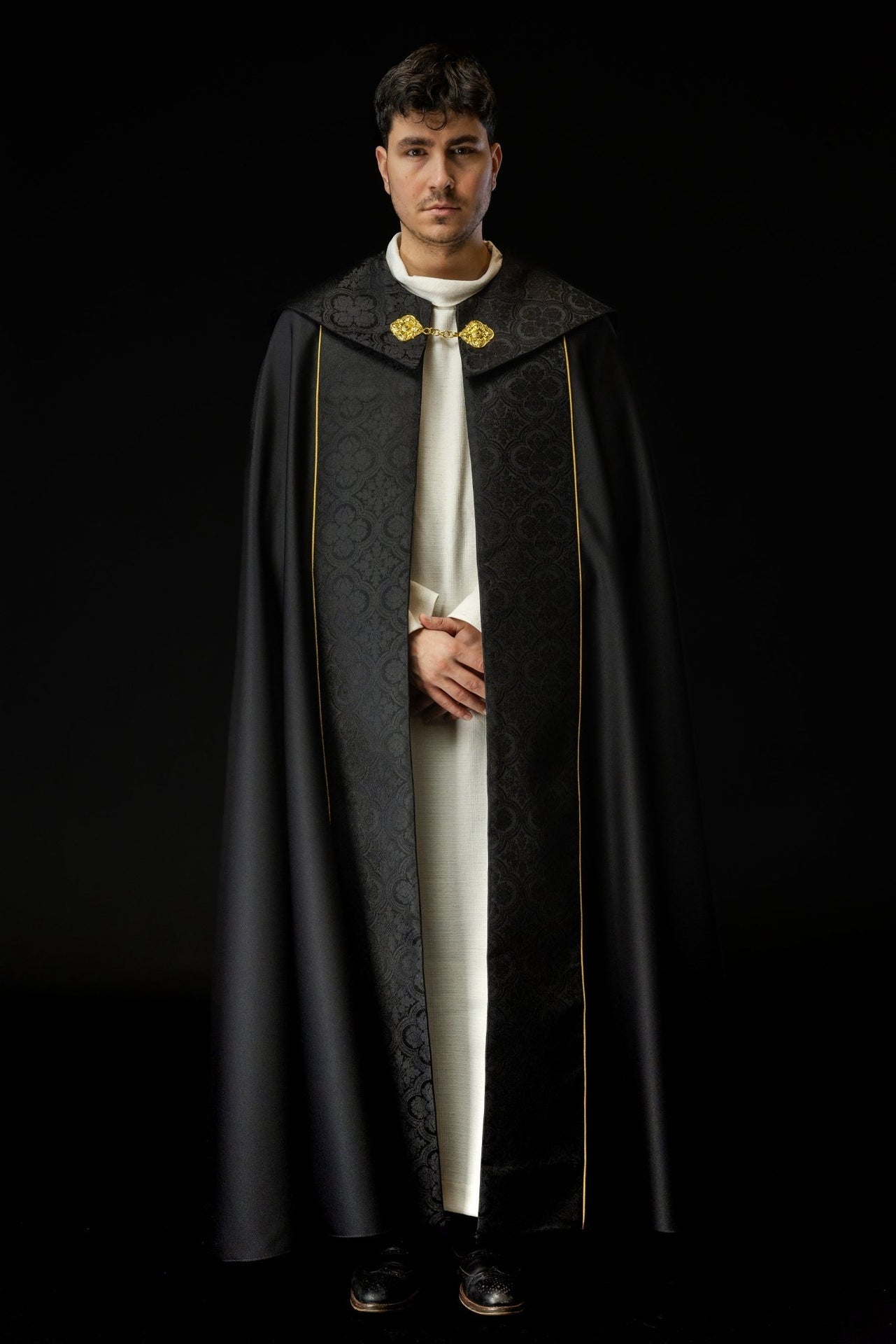 Czarna kapa liturgiczna z złotym haftem krzyża na żakardzie - SZATYLITURGICZNE.PL