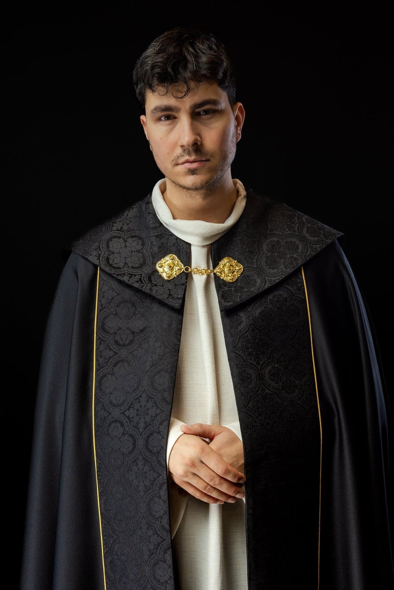 Czarna kapa liturgiczna z złotym haftem krzyża na żakardzie - SZATYLITURGICZNE.PL