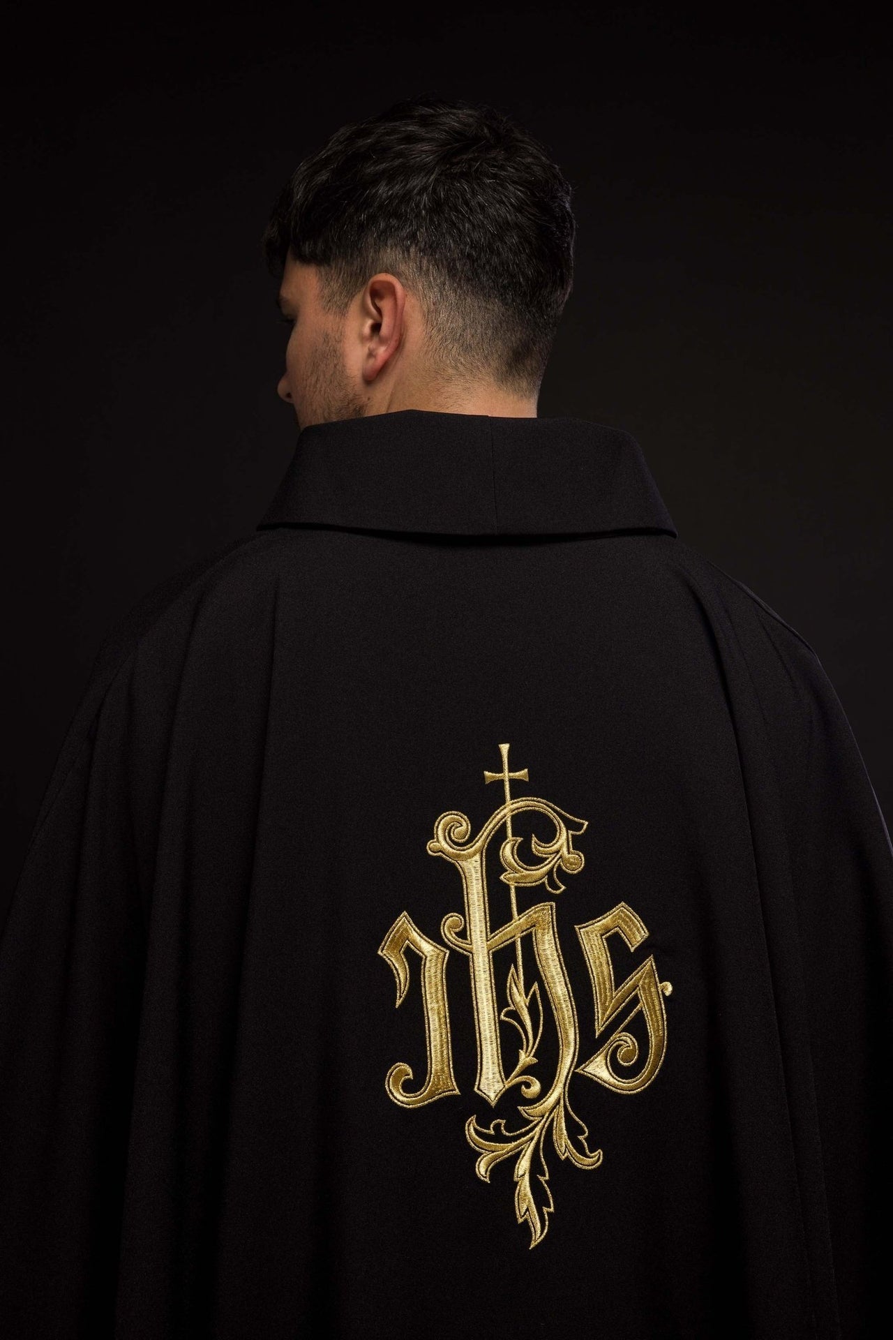 Czarny Ornat Liturgiczny IHS Haftowany Złotą Nicią - Elegancki PE - SZATYLITURGICZNE.PL