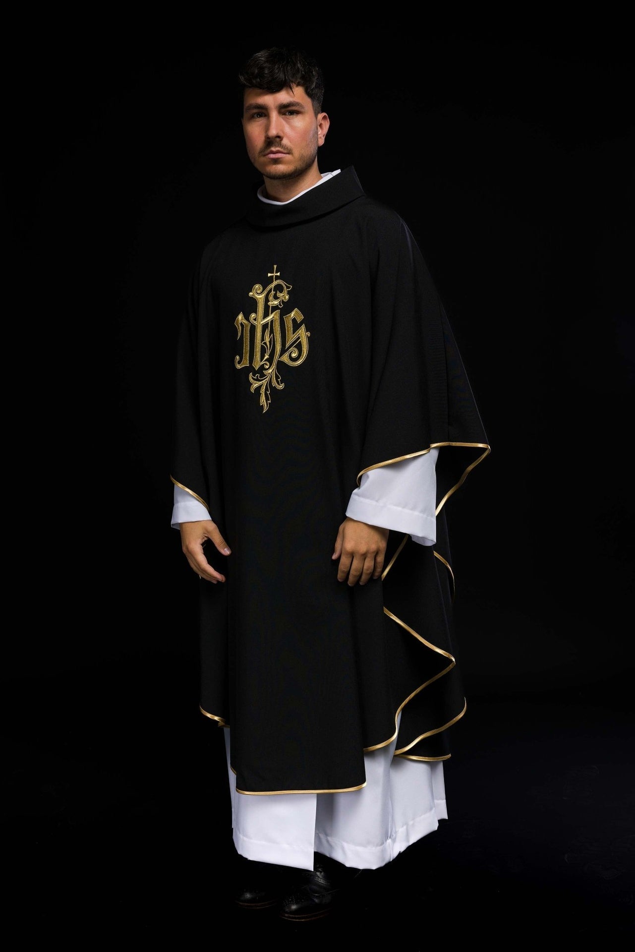 Czarny Ornat Liturgiczny IHS Haftowany Złotą Nicią - Elegancki PE - SZATYLITURGICZNE.PL