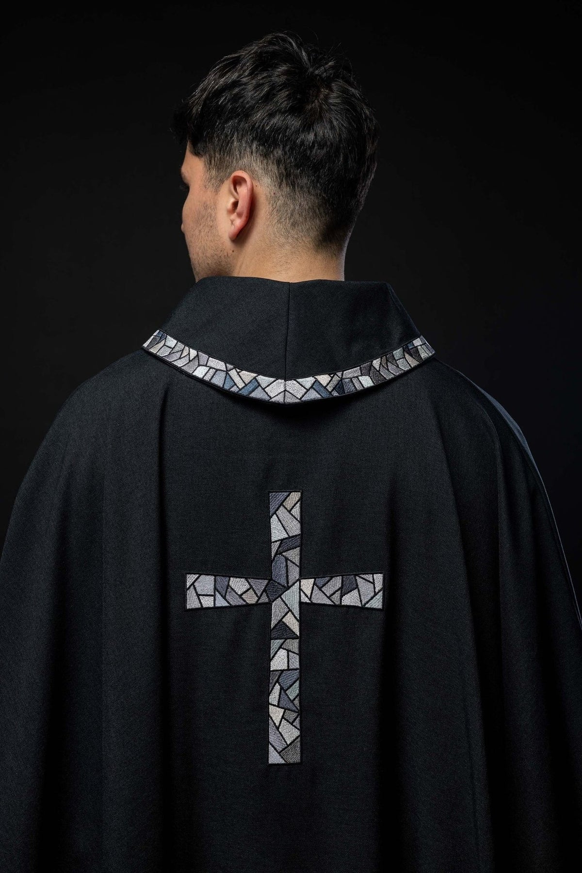 Czarny Ornat Liturgiczny z Mozaikowym Krzyżem i Złotą Lamówką - SZATYLITURGICZNE.PL