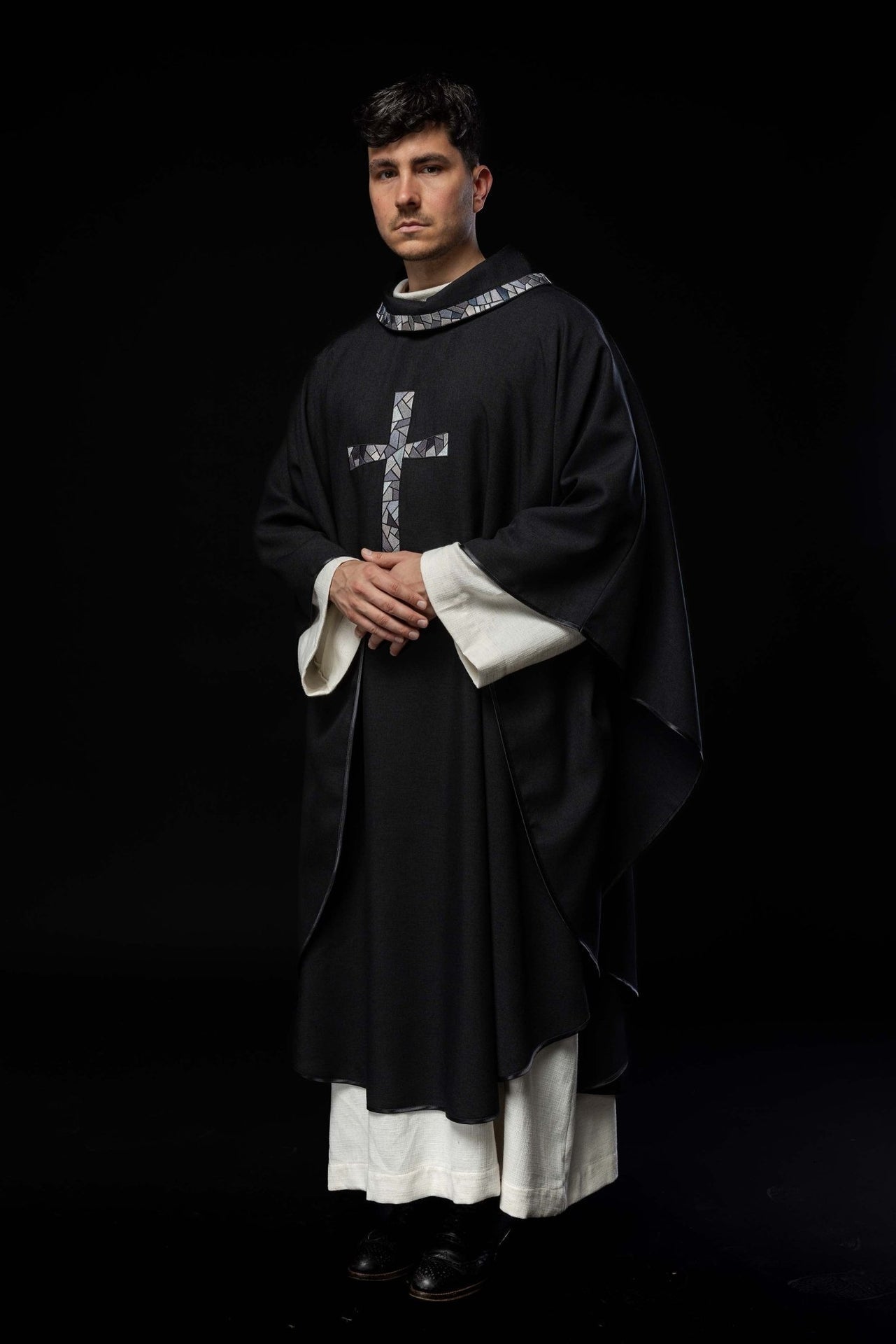 Czarny Ornat Liturgiczny z Mozaikowym Krzyżem i Złotą Lamówką - SZATYLITURGICZNE.PL