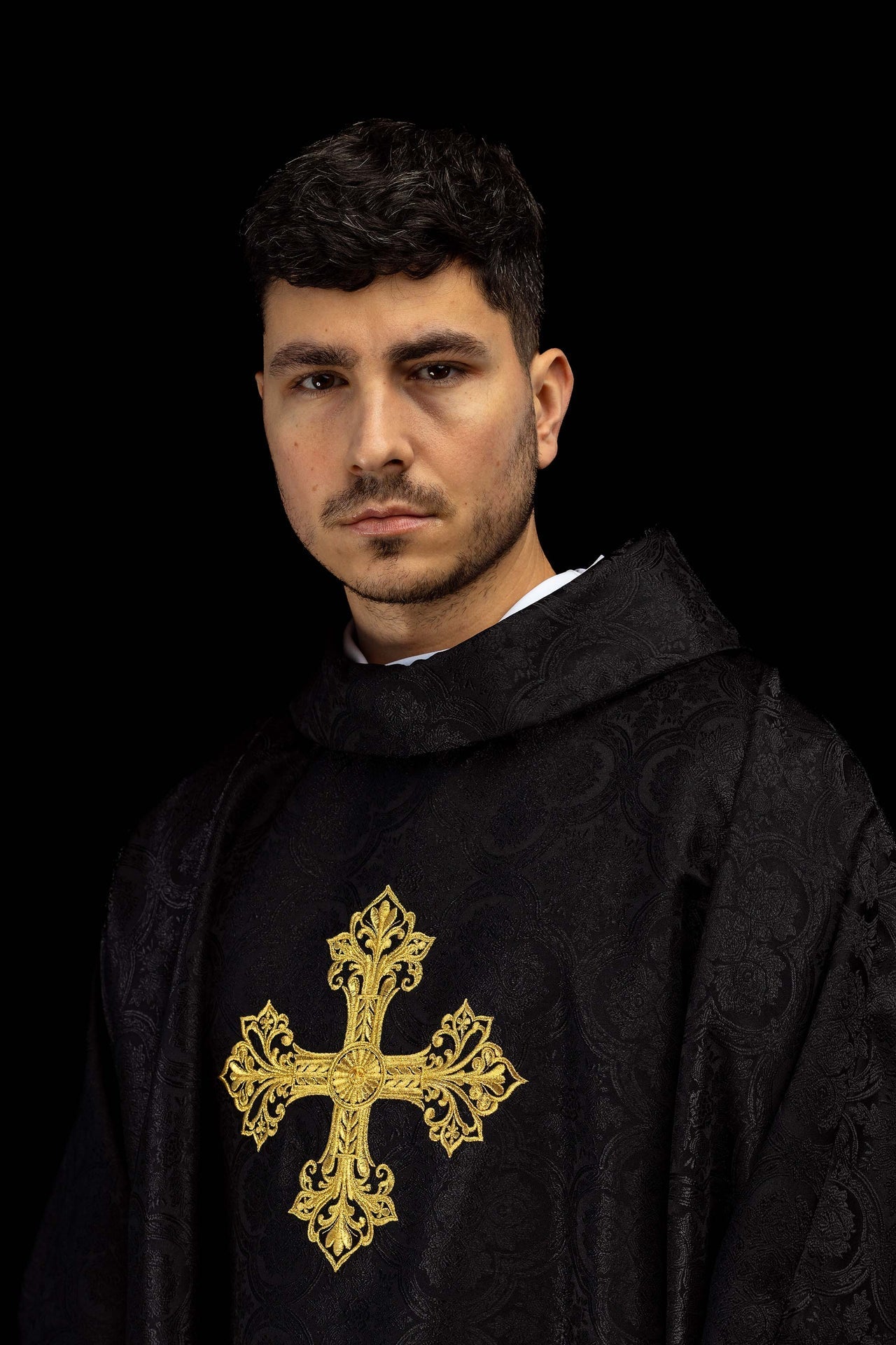 Czarny ornat z krzyżem tkanina żakardowa - SZATYLITURGICZNE.PL