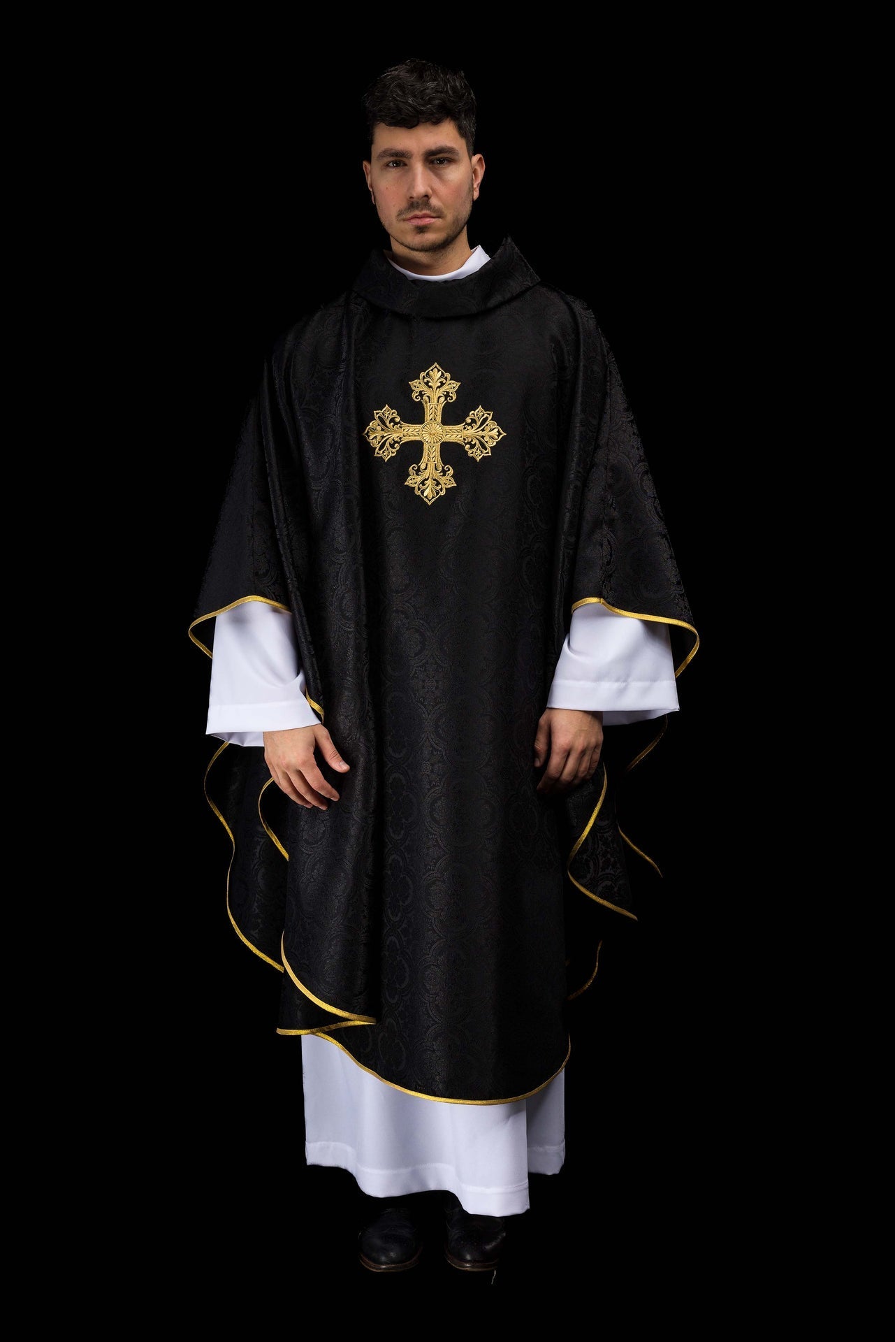 Czarny ornat z krzyżem tkanina żakardowa - SZATYLITURGICZNE.PL