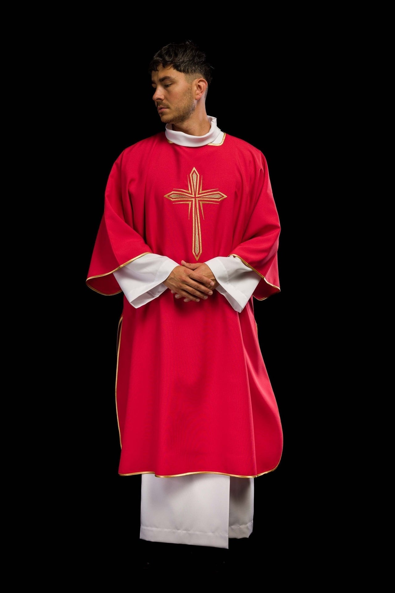 Czerwona Dalmatyka Liturgiczna ze Złotym Krzyżem - Elegancka - SZATYLITURGICZNE.PL