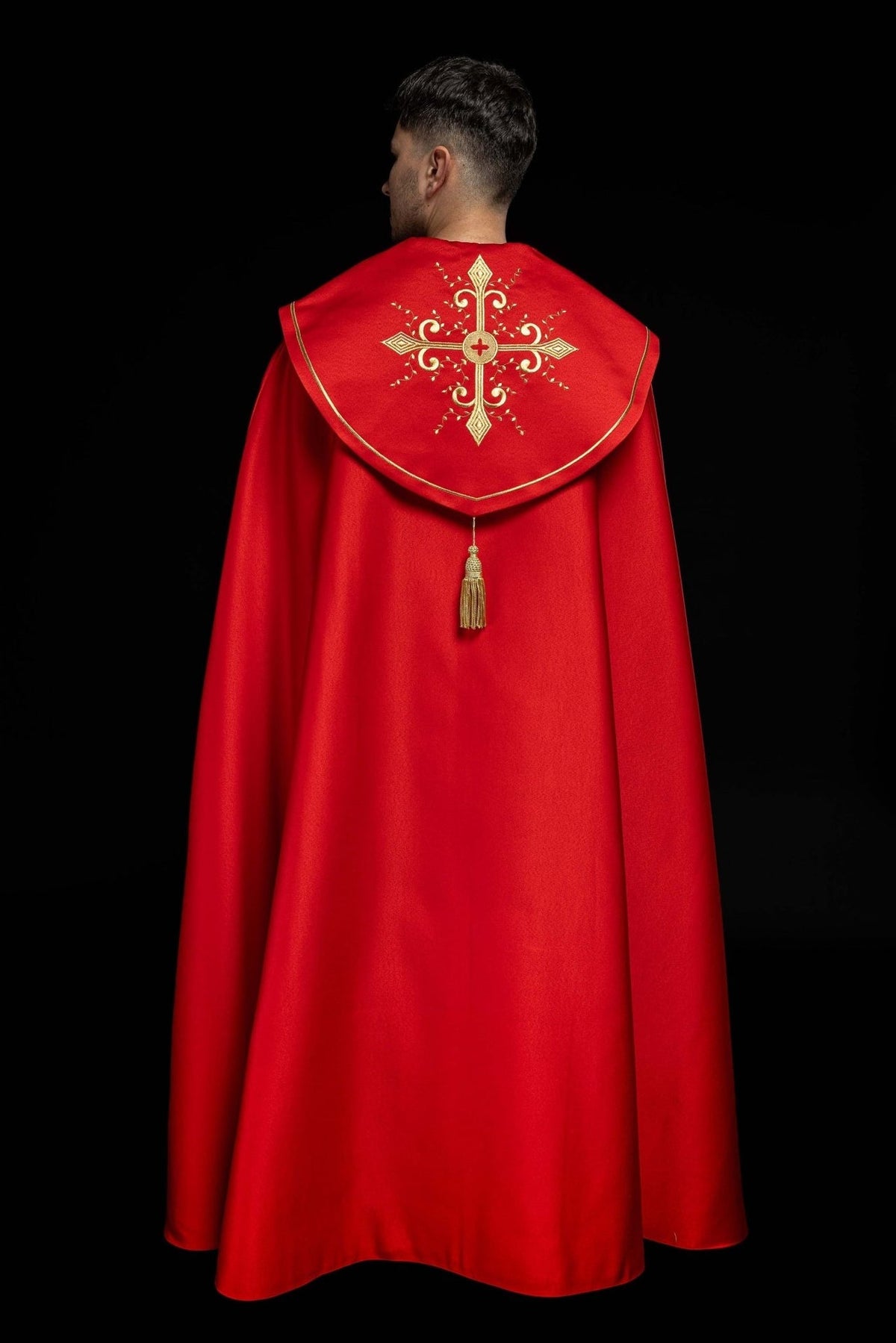 Czerwona kapa liturgiczna z haftem w złote krzyże - SZATYLITURGICZNE.PL