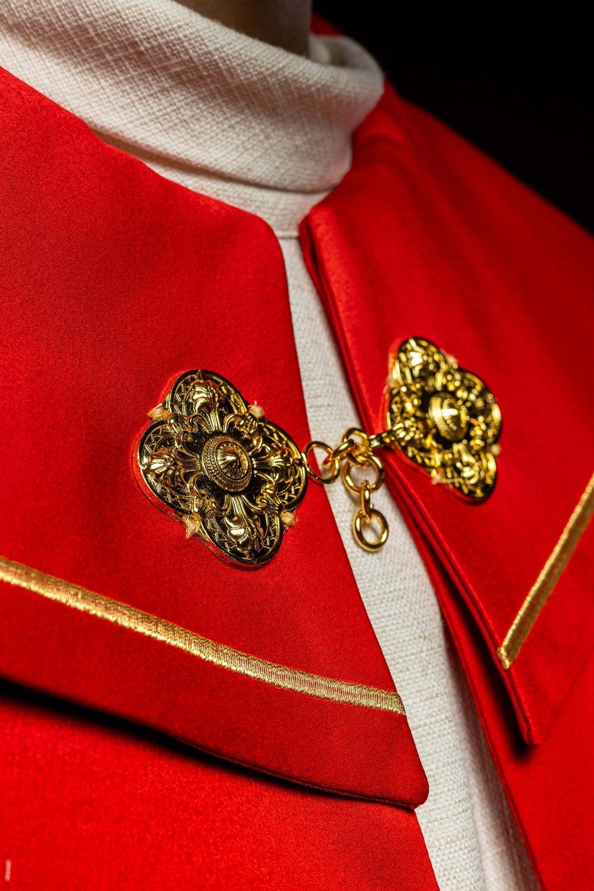 Czerwona kapa liturgiczna z haftem w złote krzyże - SZATYLITURGICZNE.PL