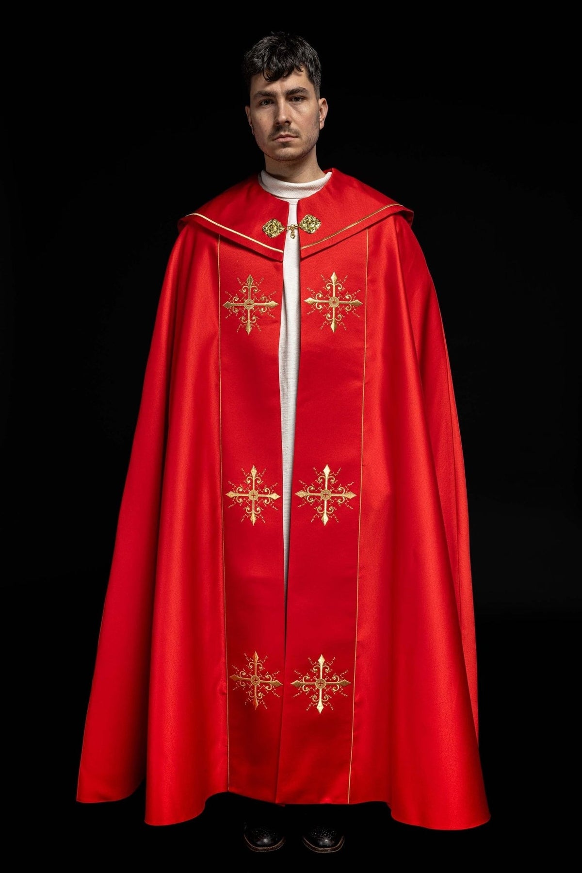 Czerwona kapa liturgiczna z haftem w złote krzyże - SZATYLITURGICZNE.PL