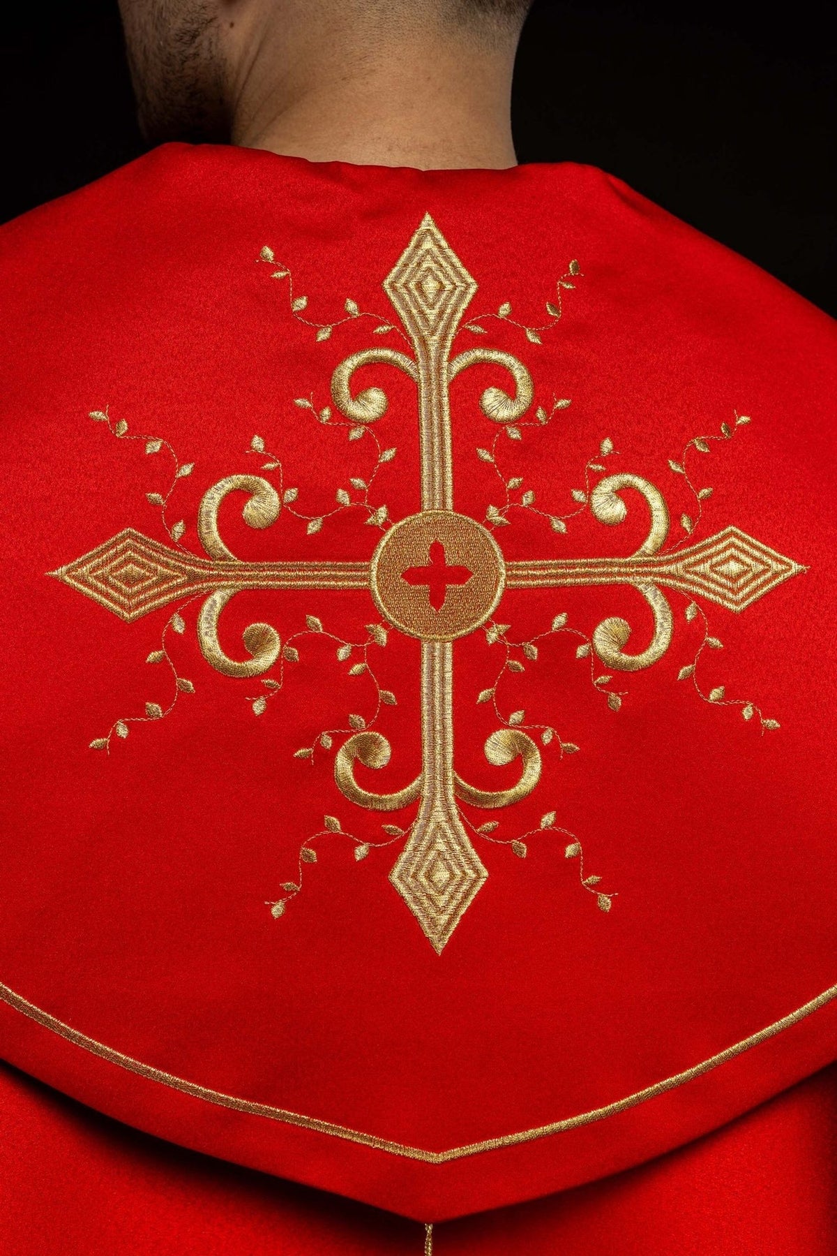 Czerwona kapa liturgiczna z haftem w złote krzyże - SZATYLITURGICZNE.PL