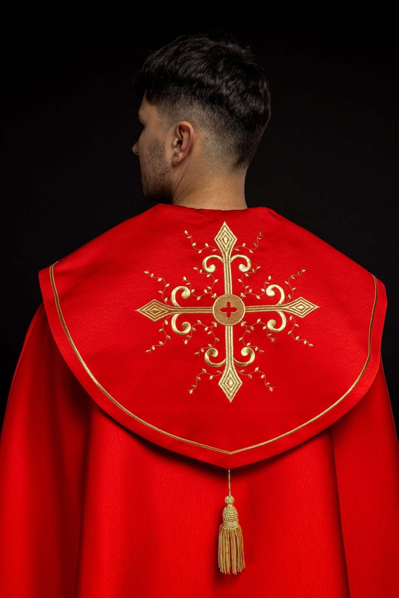 Czerwona kapa liturgiczna z haftem w złote krzyże - SZATYLITURGICZNE.PL