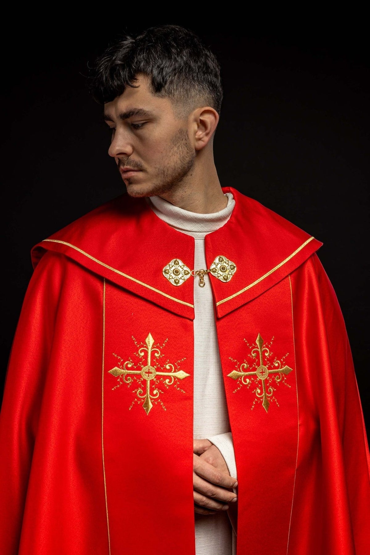 Czerwona kapa liturgiczna z haftem w złote krzyże - SZATYLITURGICZNE.PL
