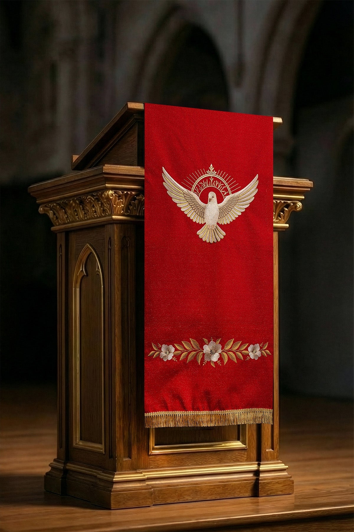 Czerwona serweta Na Lektorium Haftowana Z Symbolem Gołębicy i płomieni - SZATYLITURGICZNE.PL