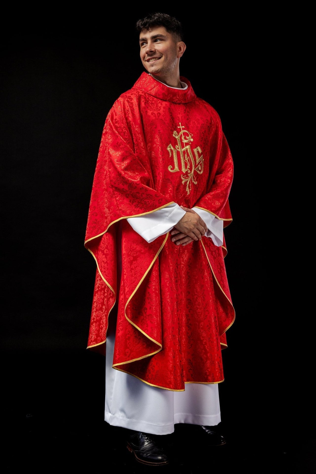 Czerwony Ornat Liturgiczny IHS Haftowany Złotem - Polska Produkcja - SZATYLITURGICZNE.PL