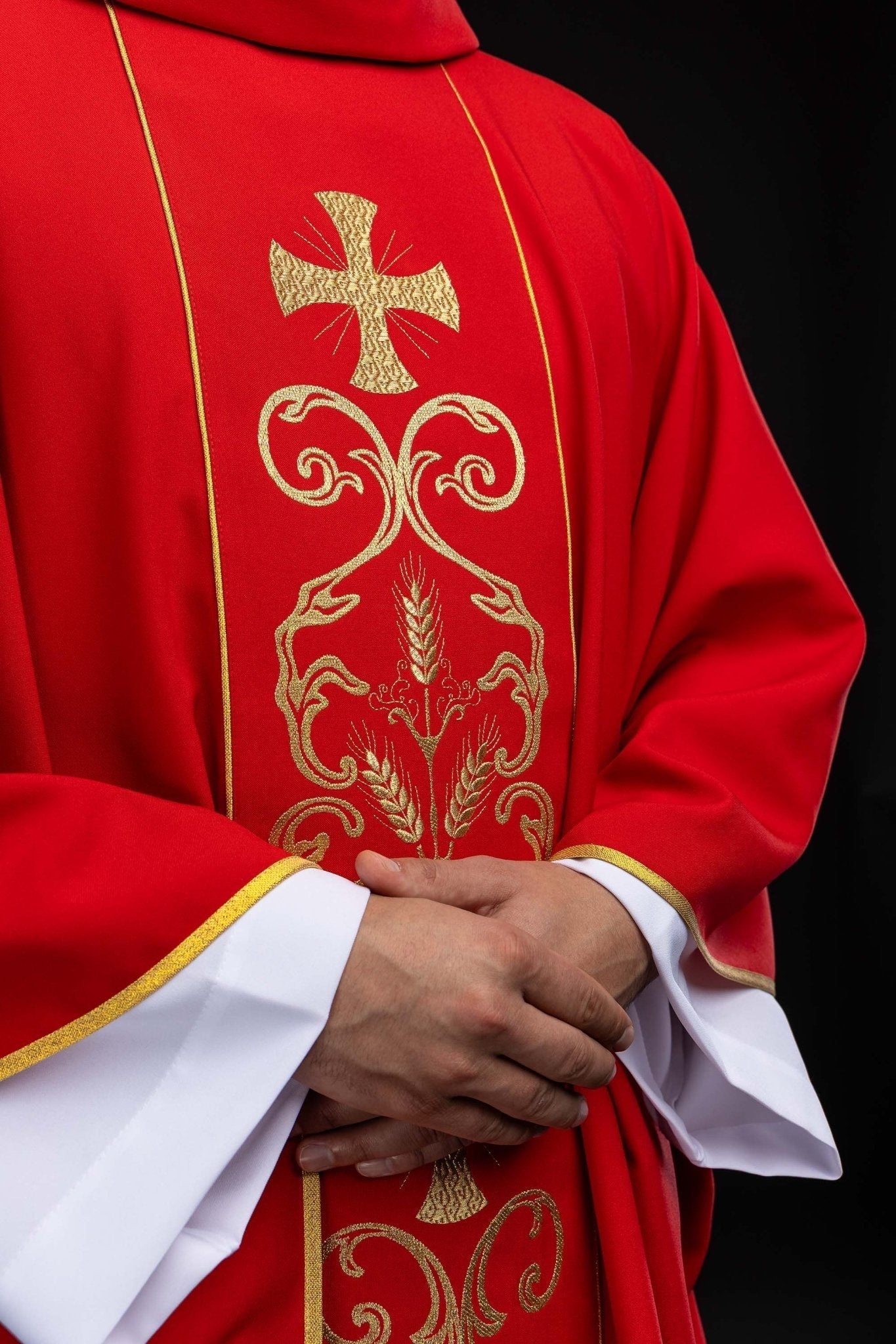 Czerwony ornat liturgiczny zdobiony haftowanym pasem - SZATYLITURGICZNE.PL