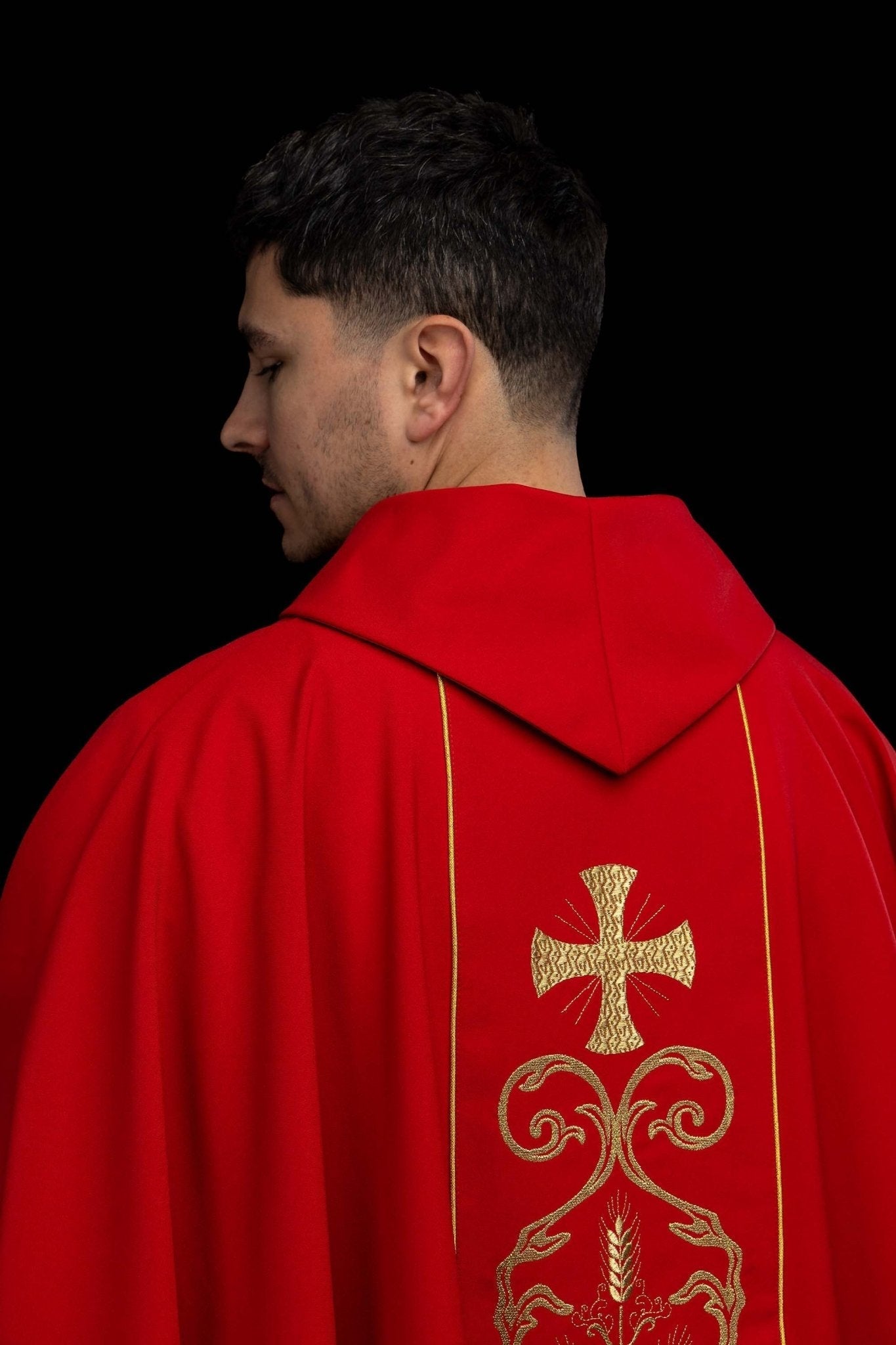 Czerwony ornat liturgiczny zdobiony haftowanym pasem - SZATYLITURGICZNE.PL