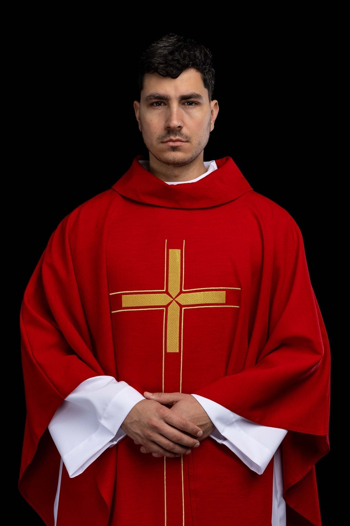 Czerwony ornat z haftowanym motywem krzyża - SZATYLITURGICZNE.PL