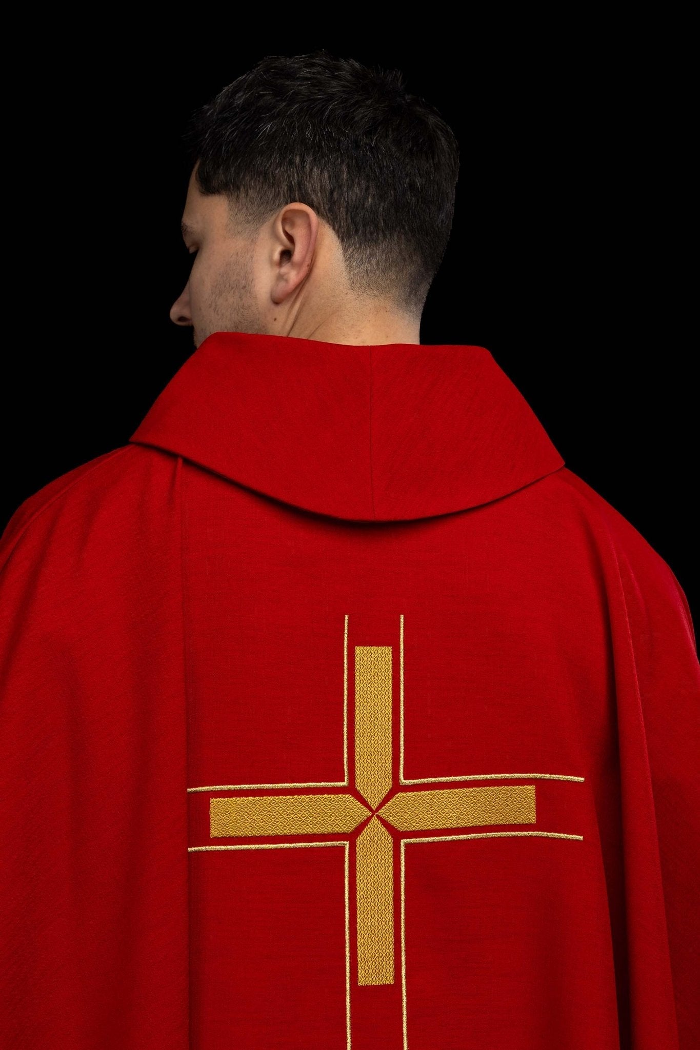 Czerwony ornat z haftowanym motywem krzyża - SZATYLITURGICZNE.PL