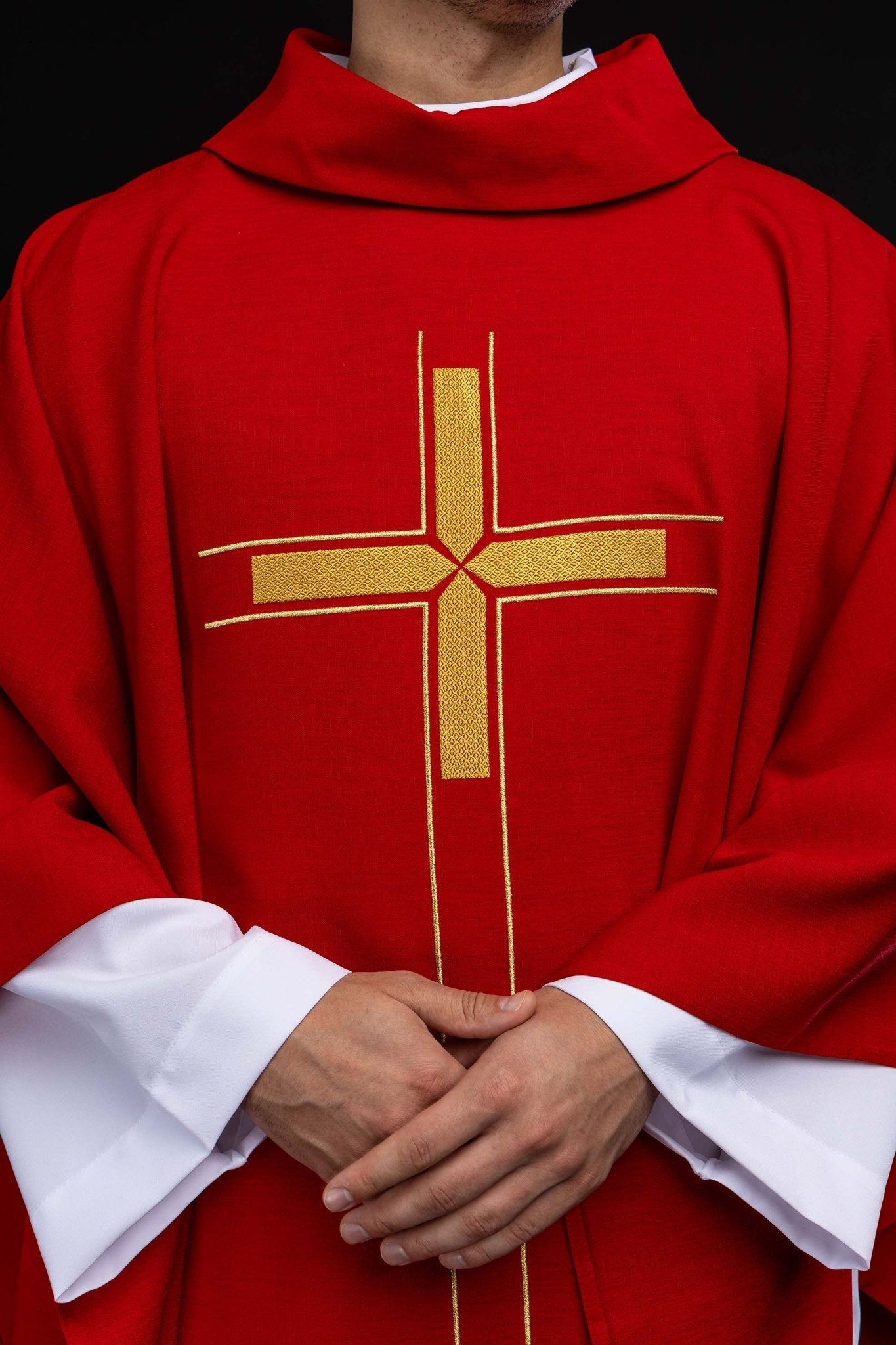 Czerwony ornat z haftowanym motywem krzyża - SZATYLITURGICZNE.PL