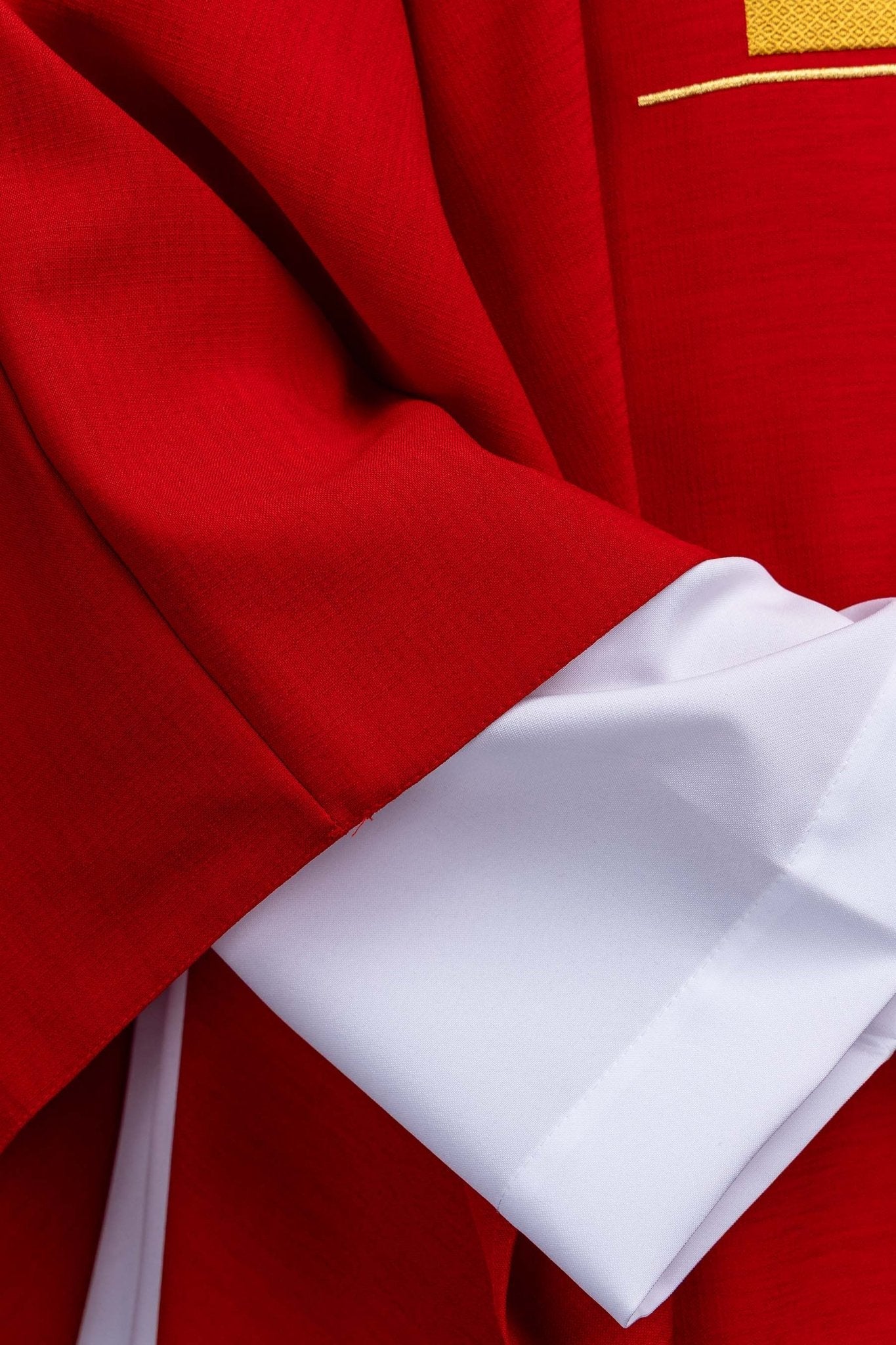 Czerwony ornat z haftowanym motywem krzyża - SZATYLITURGICZNE.PL