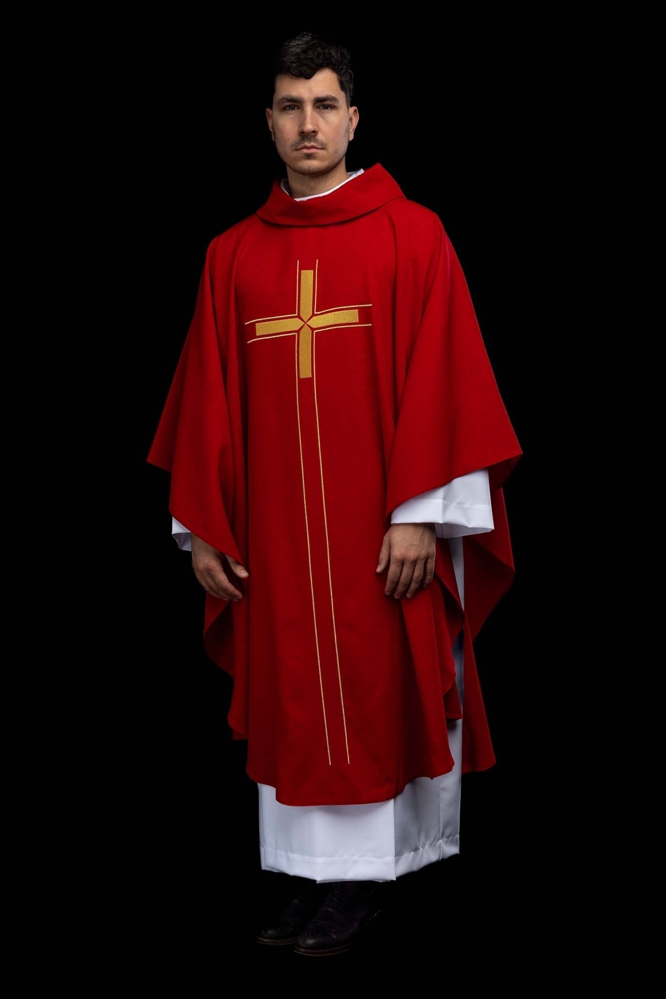 Czerwony ornat z haftowanym motywem krzyża - SZATYLITURGICZNE.PL