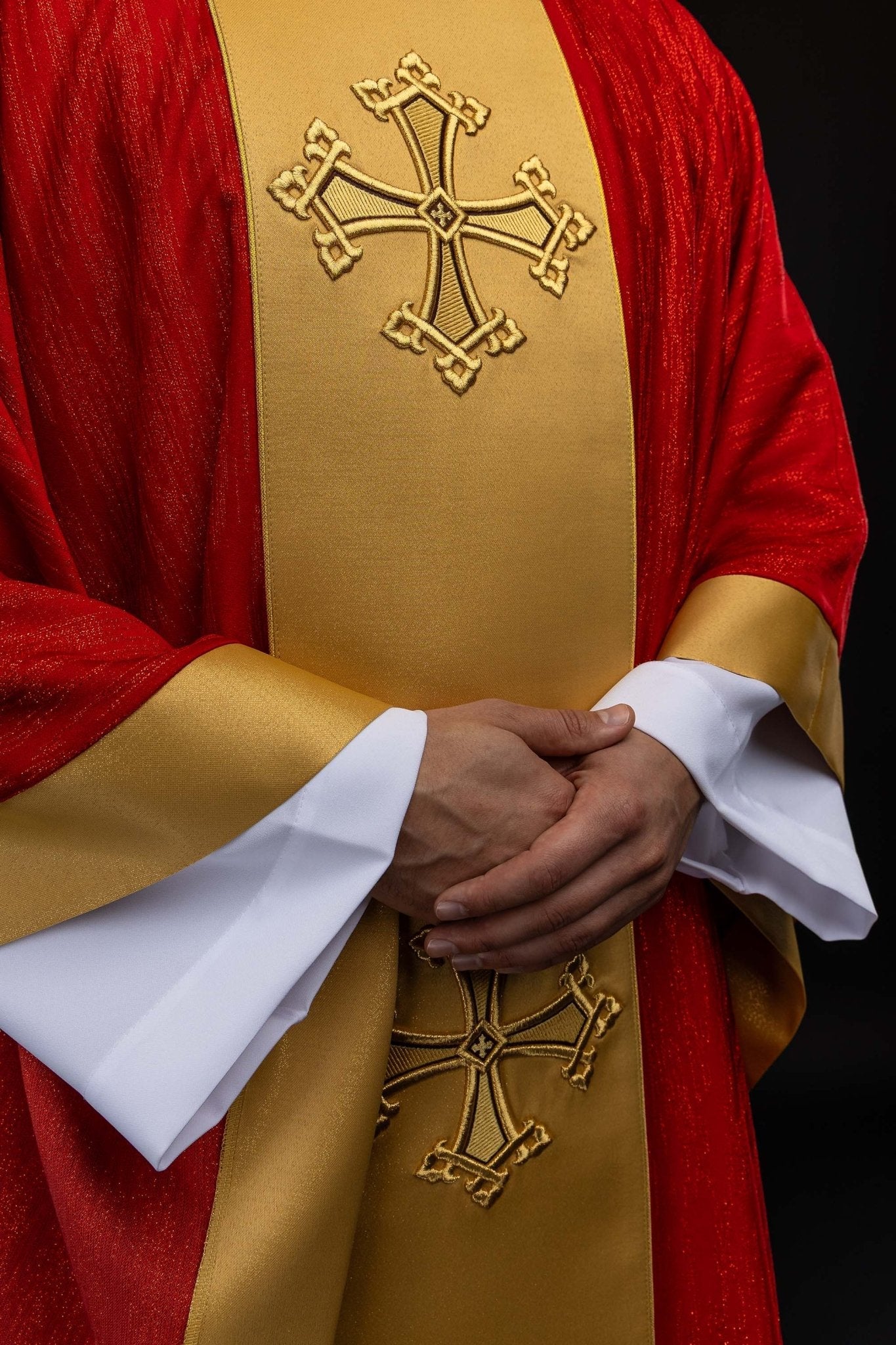 Czerwony ornat z haftowanym motywem krzyża z pasem na ozdobnej tkaninie - SZATYLITURGICZNE.PL