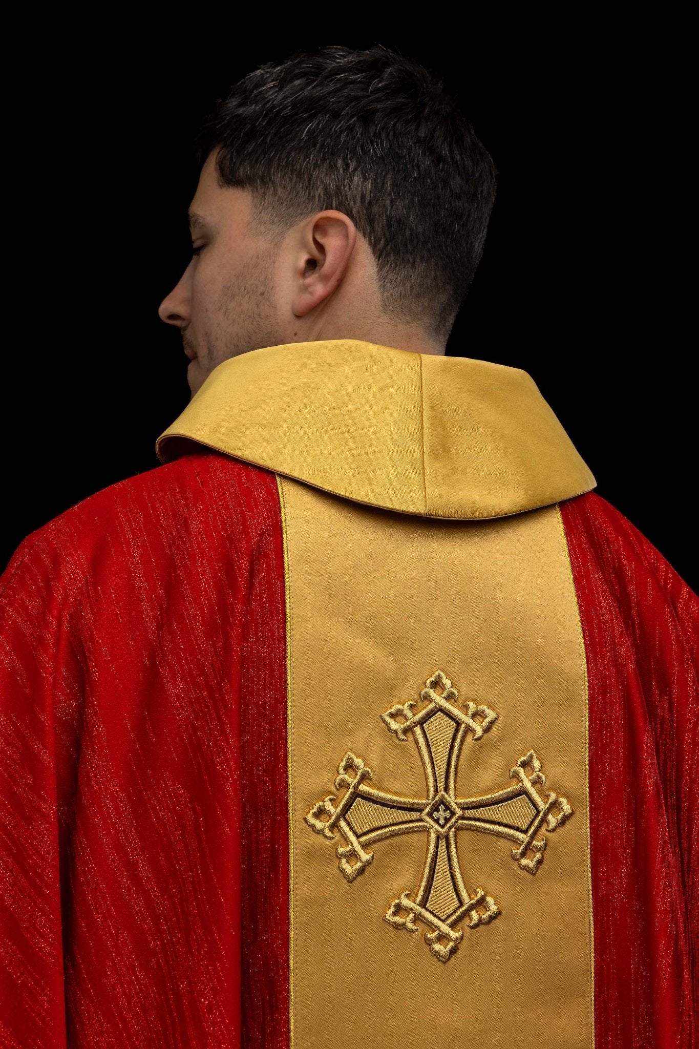 Czerwony ornat z haftowanym motywem krzyża z pasem na ozdobnej tkaninie - SZATYLITURGICZNE.PL