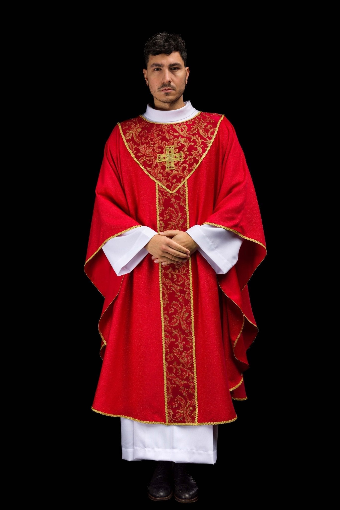 Czerwony ornat z krzyżem ozdobiony tkaniną żakardową - SZATYLITURGICZNE.PL