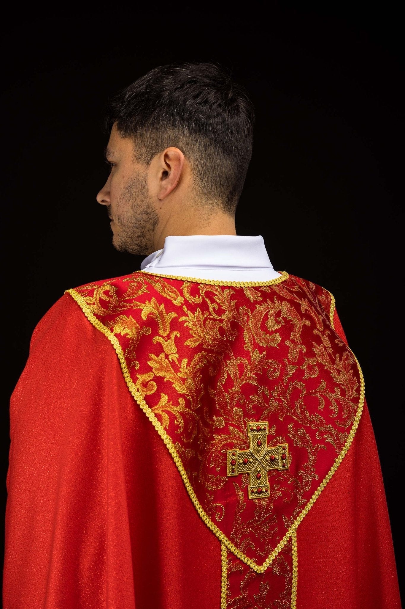 Czerwony ornat z krzyżem ozdobiony tkaniną żakardową - SZATYLITURGICZNE.PL