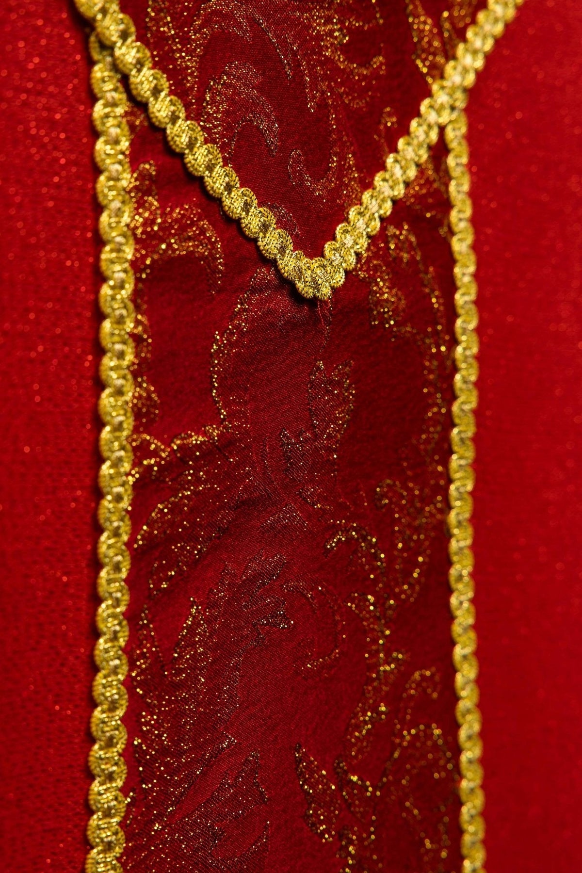 Czerwony ornat z krzyżem ozdobiony tkaniną żakardową - SZATYLITURGICZNE.PL