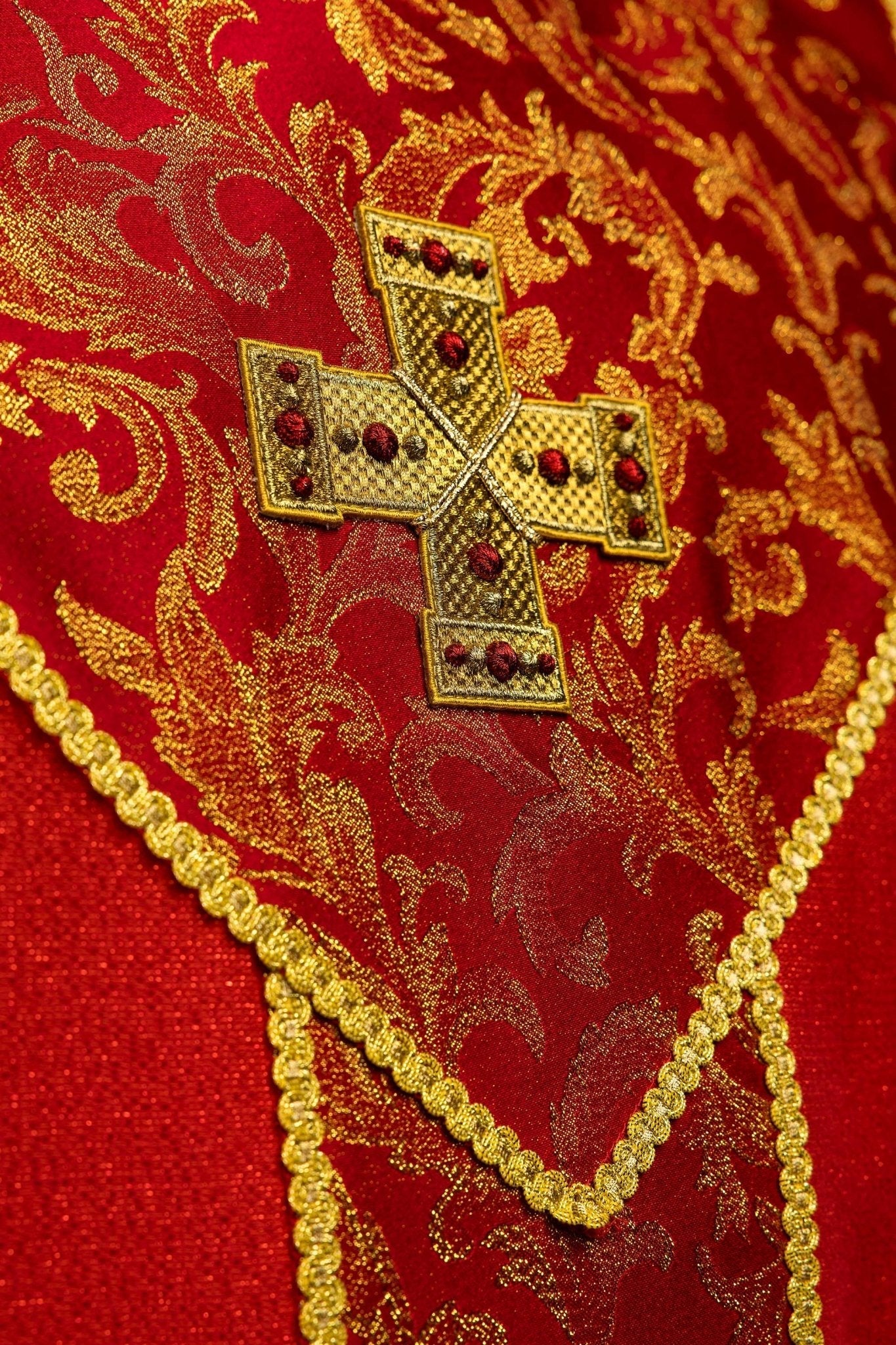 Czerwony ornat z krzyżem ozdobiony tkaniną żakardową - SZATYLITURGICZNE.PL