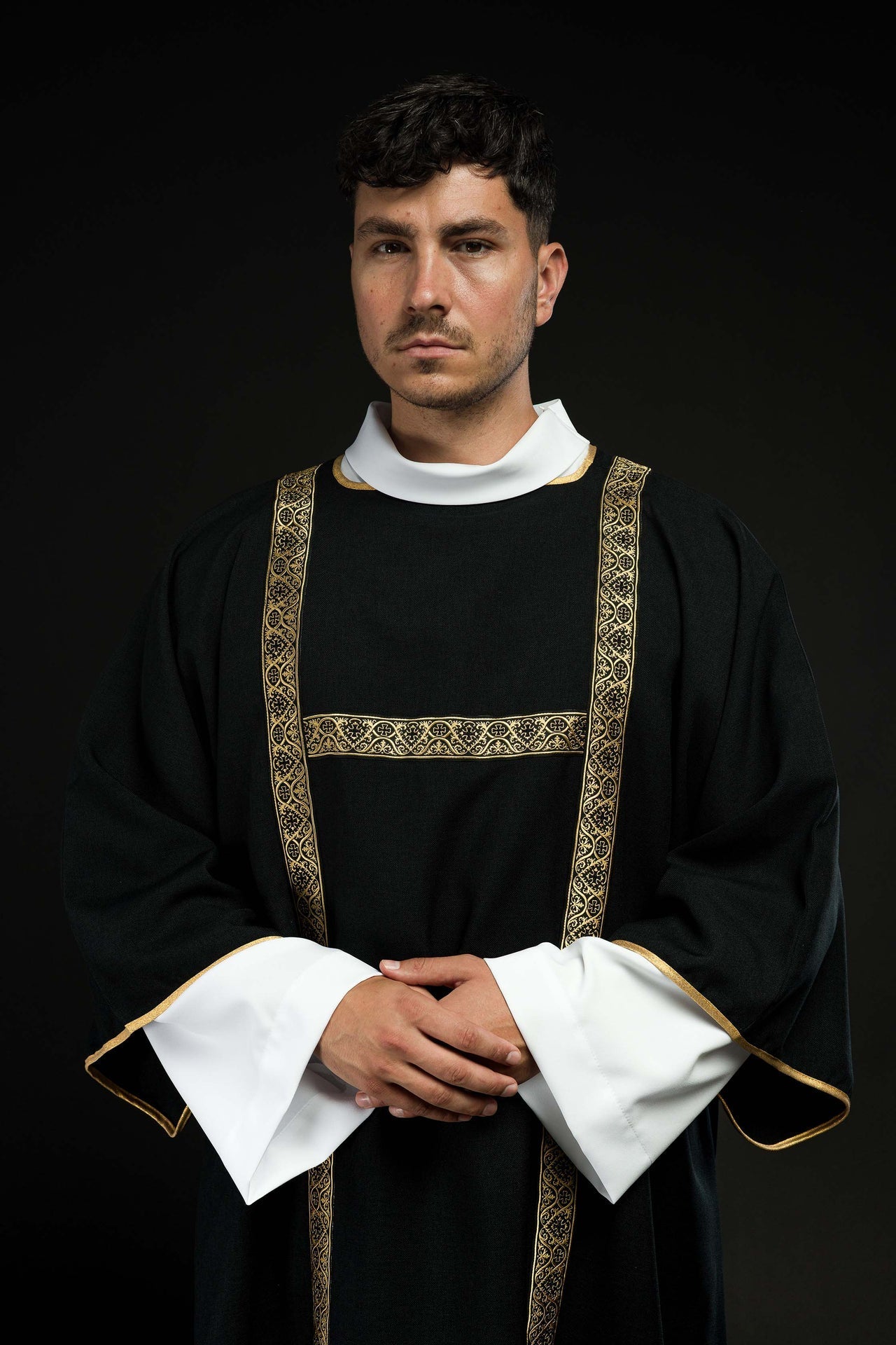 Dalmatyka Diakońska Czarna ze Złotą Tasiemką Żakardową - SZATYLITURGICZNE.PL