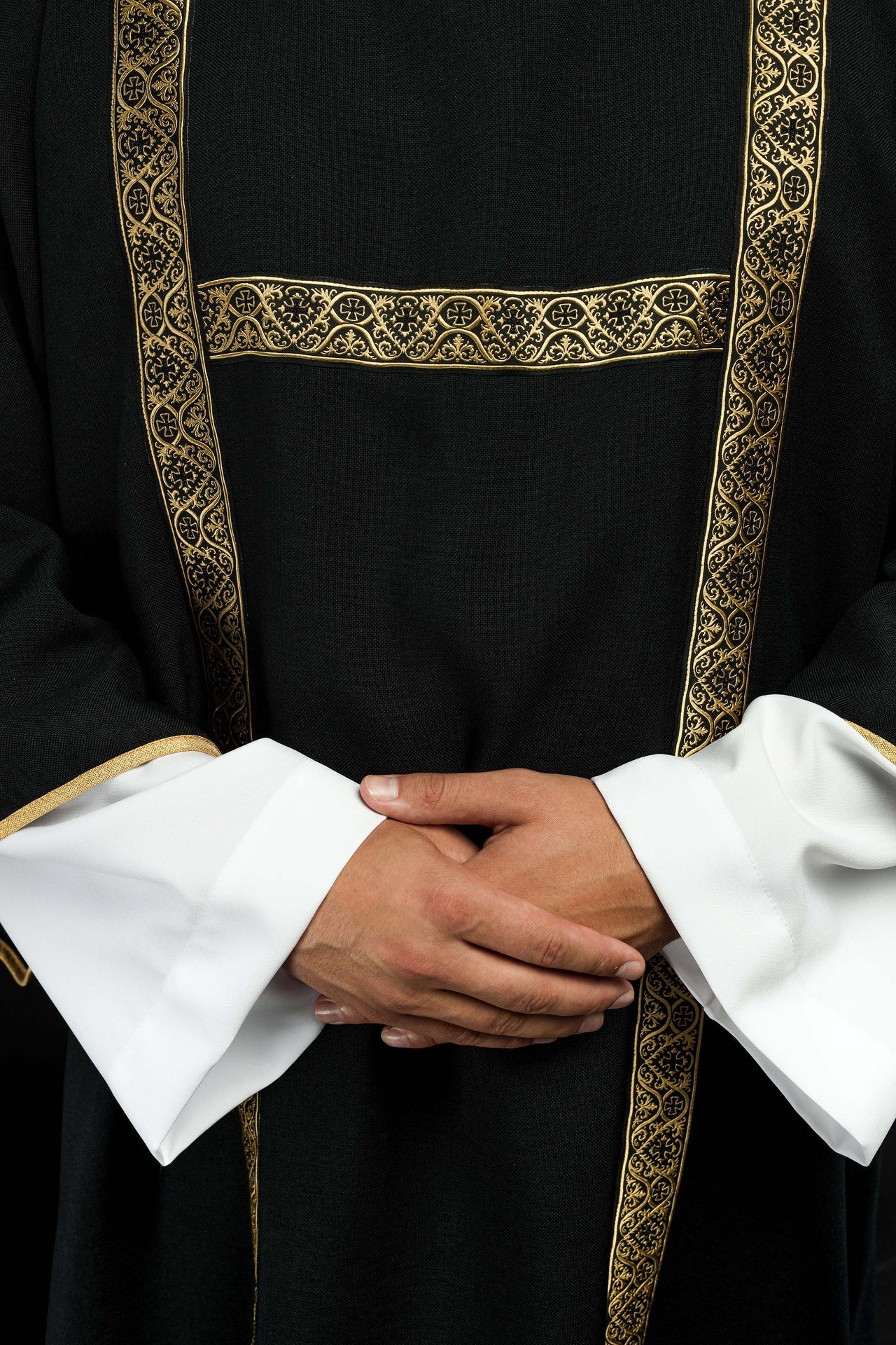 Dalmatyka Diakońska Czarna ze Złotą Tasiemką Żakardową - SZATYLITURGICZNE.PL