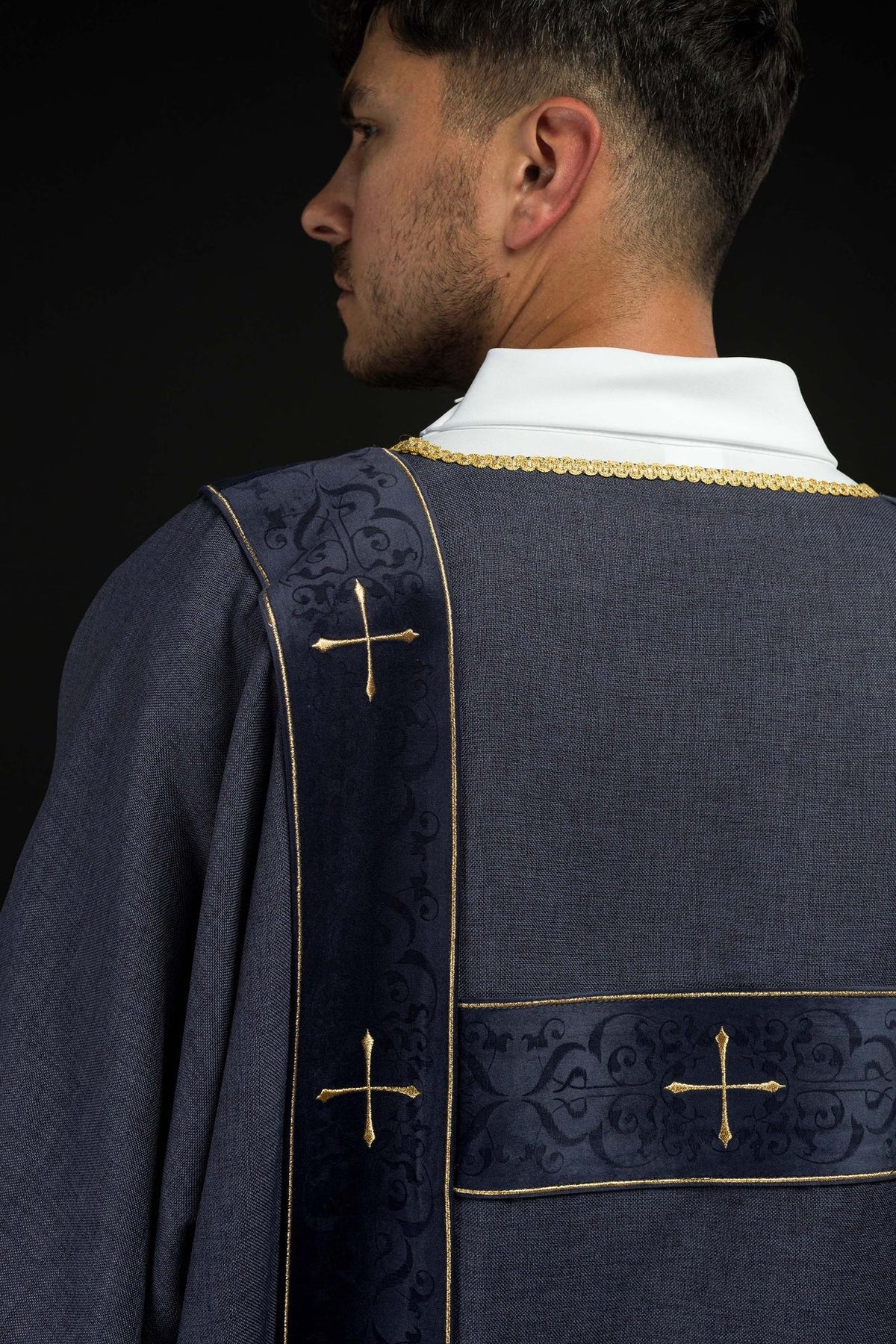 Dalmatyka Fioletowa z Aksamitnymi Pasami i Złotym Krzyżem - SZATYLITURGICZNE.PL